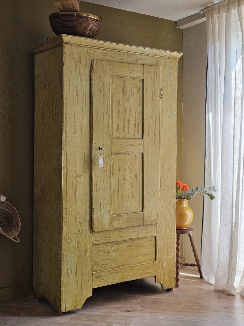 19th-century bonnetière wardrobe | Claudia