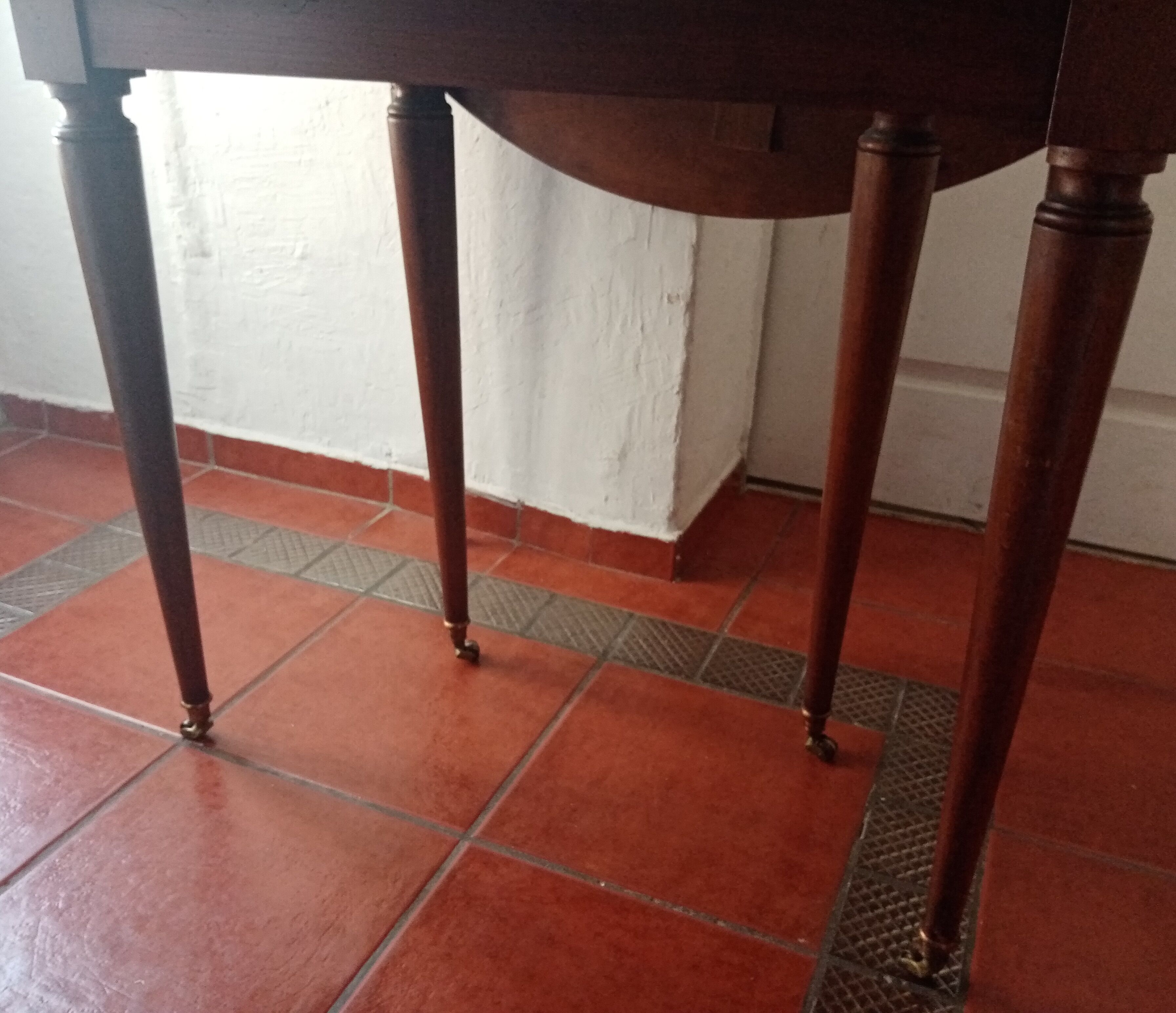 Round table falling at six feet with 3 extension total 2.25 meters
