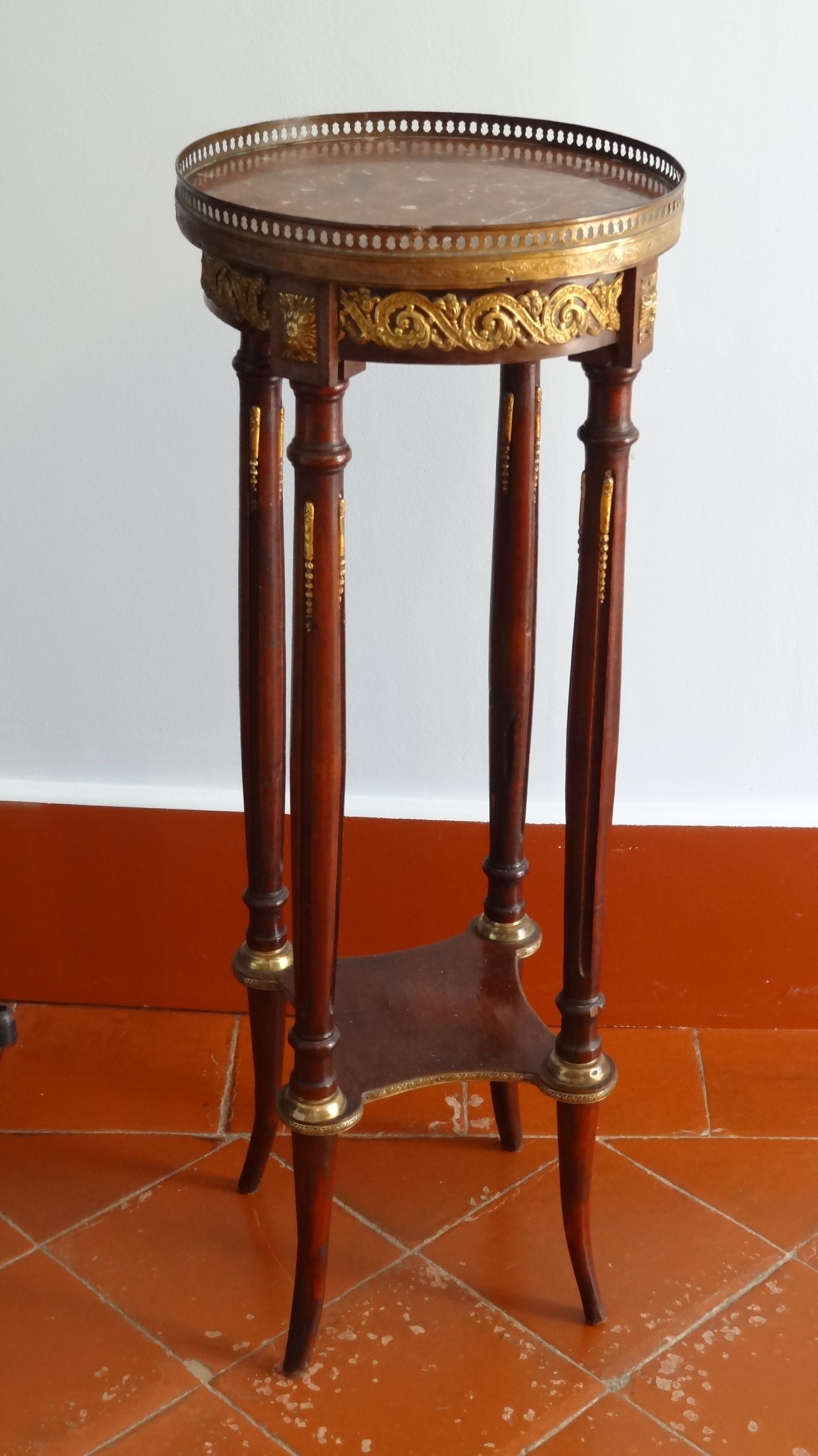 Saddle or pedestal table Napoleon III, marble and varnished wood base Ø30 x 82 cm