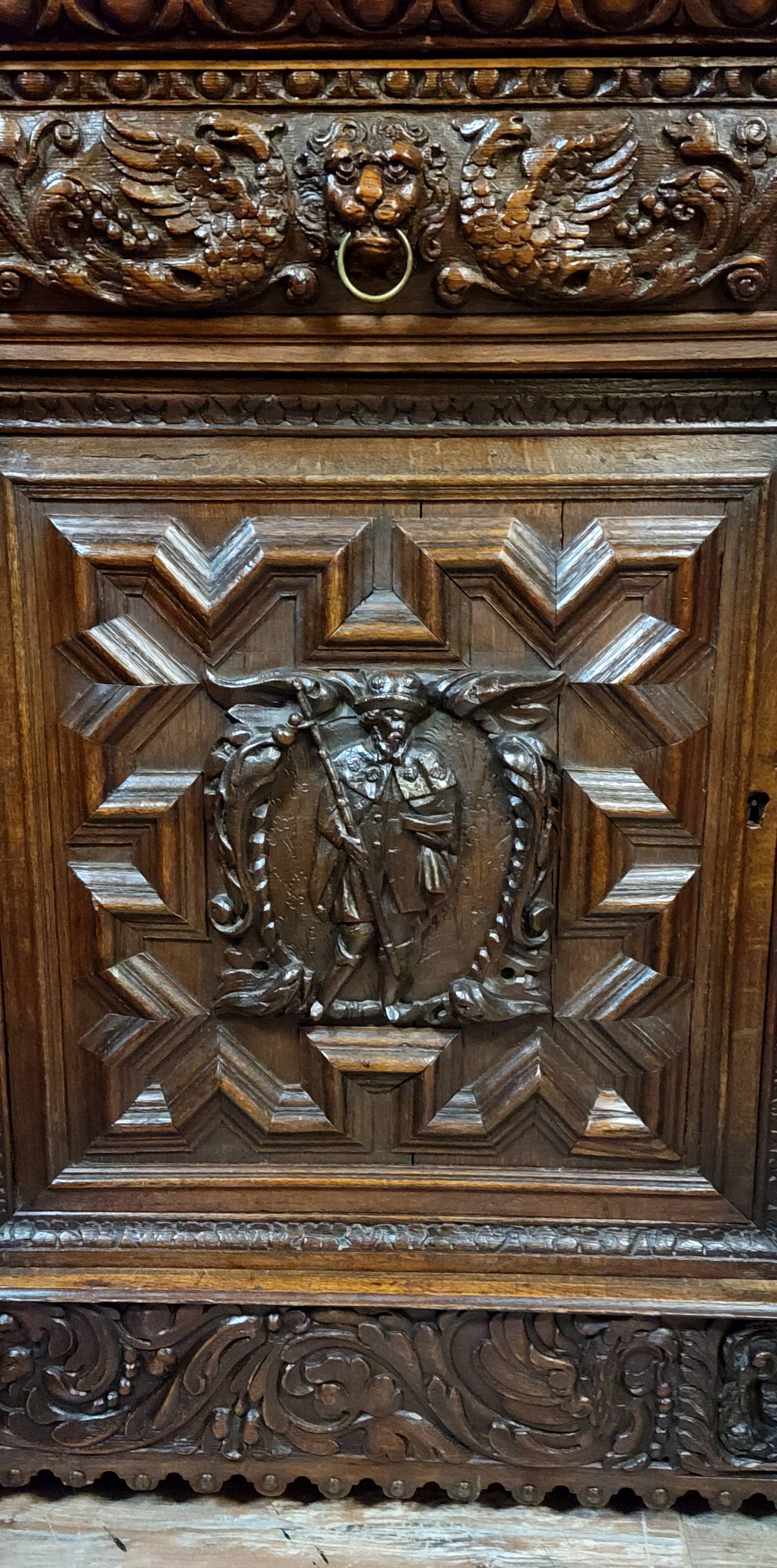 Buffet deux-corps style Renaissance Italienne en chene massif