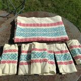 Nappe rectangulaire, linge de maison basque en coton jaune broderies rouges et bleues, vintage