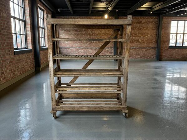 Étagère industrielle vintage en bois sur roulettes