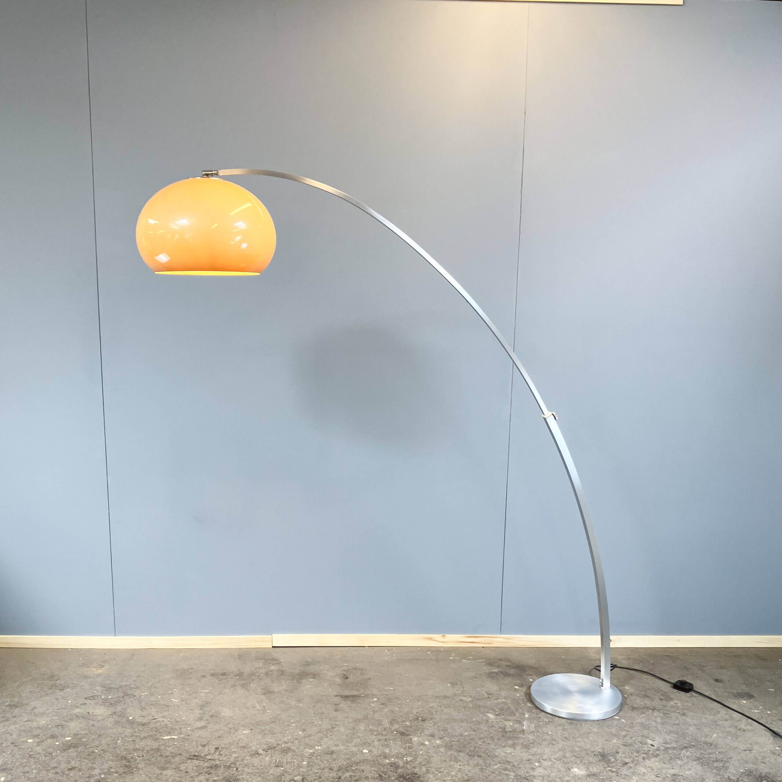 Lampe arquée par Sölken, aluminium brossé avec un abat-jour en verre acrylique, années 1970.