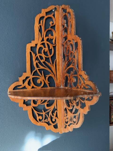 Old wall corner shelf in cut wood from the 1900s