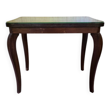 Bout de canapé vintage en bois foncé à plateau verre et pieds galbés