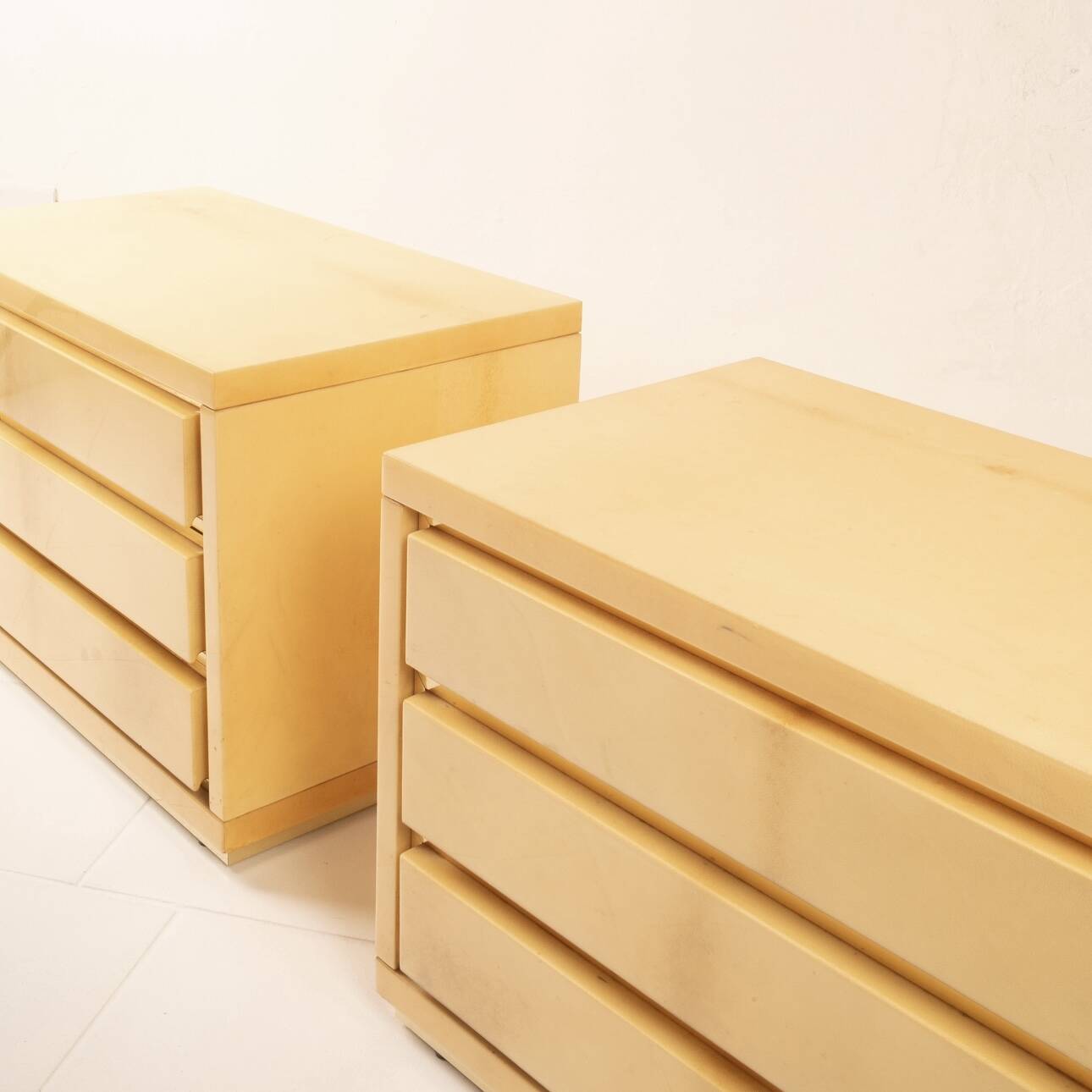 Paire de tables de nuit vintage en parchemin par Aldo Tura, années 1960.