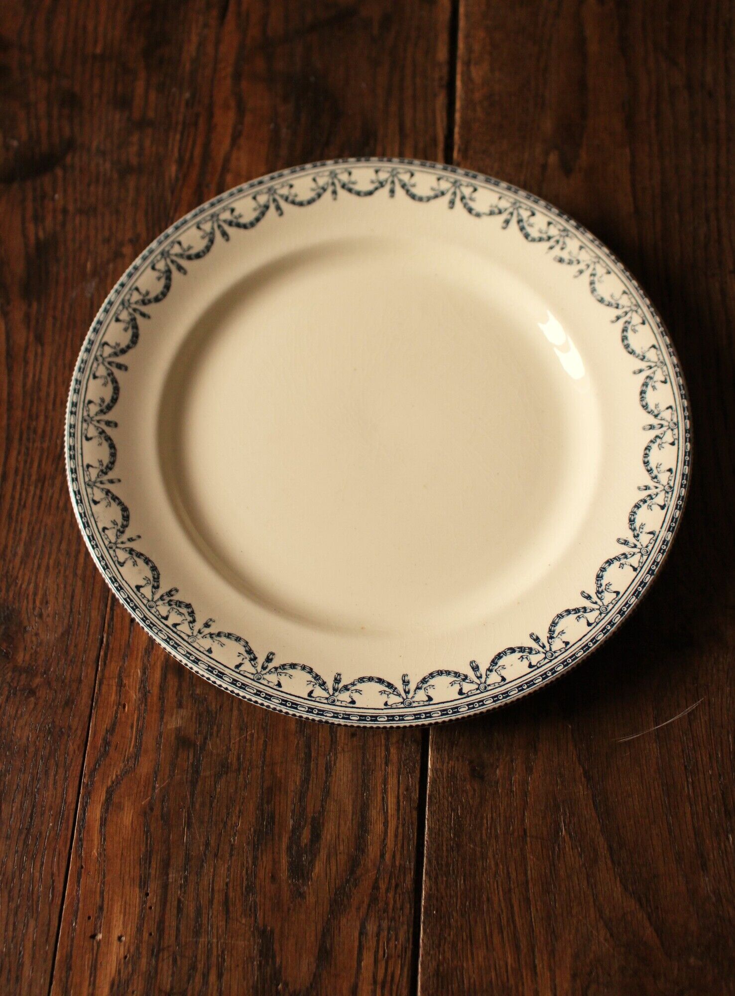 Plat rond Terre de Fer bleu Salins Guirlandes Louis XVI