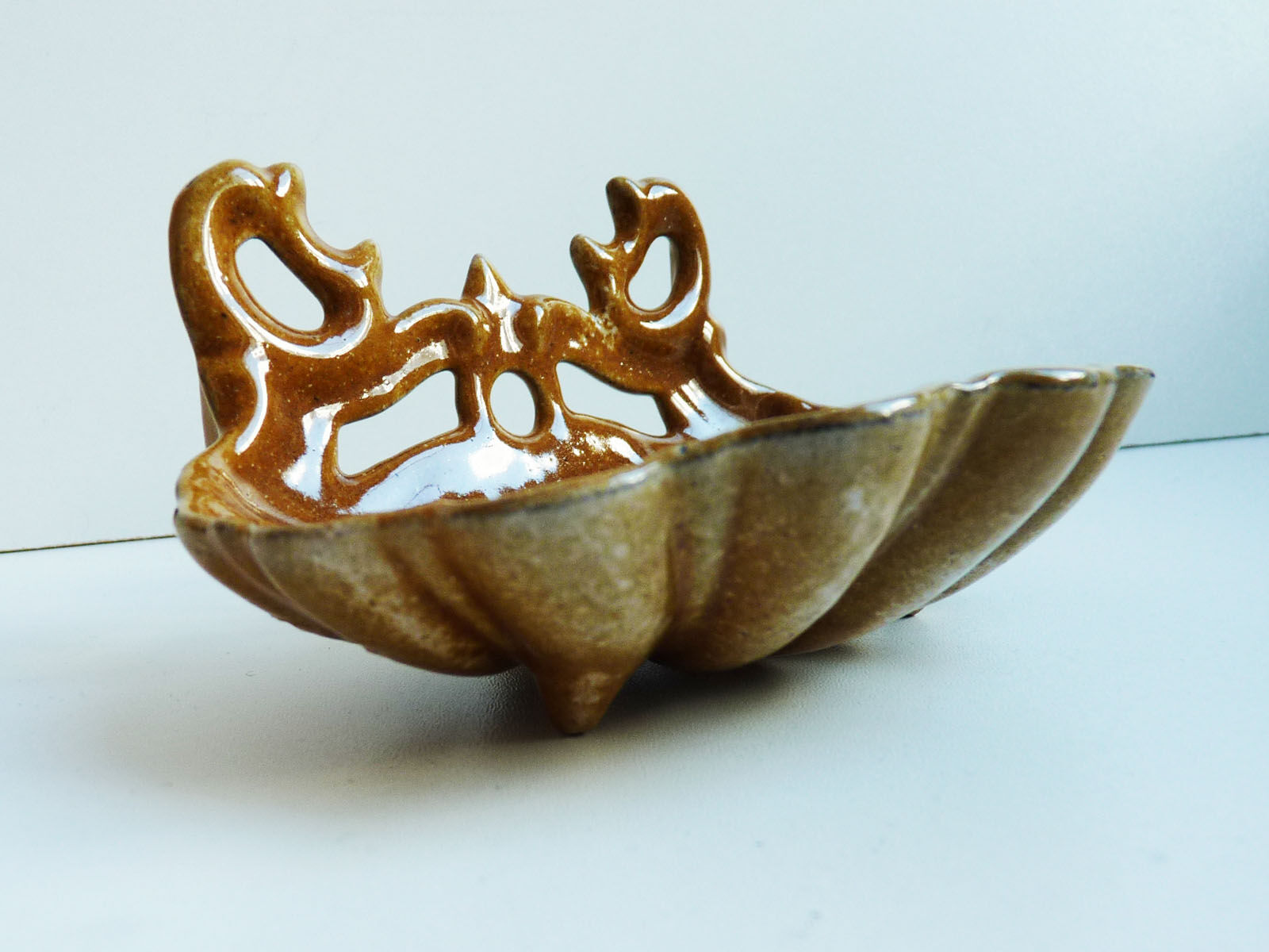 Enamelled cast iron shell soap port