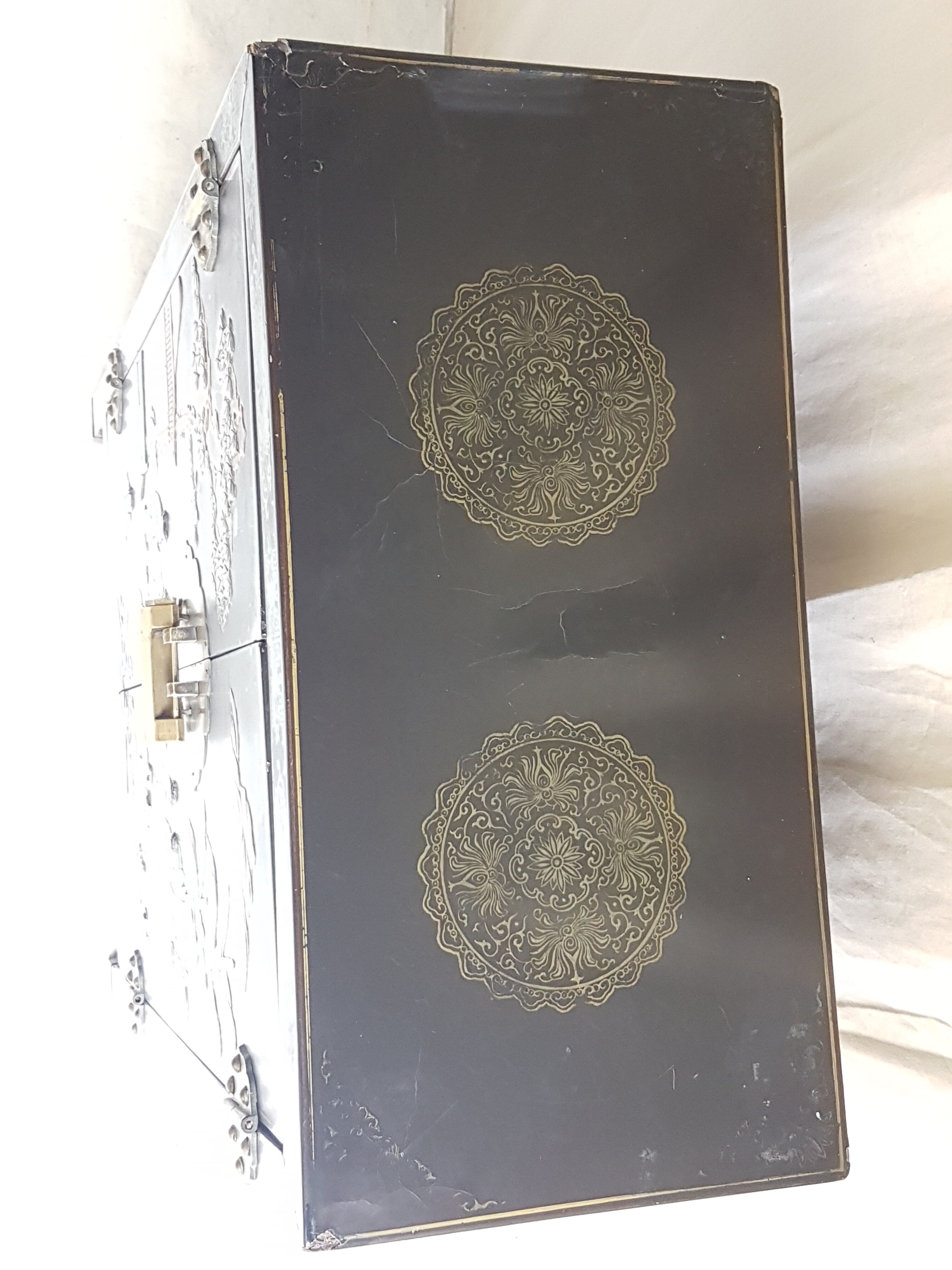 Chinese Bahut in 2-door laque