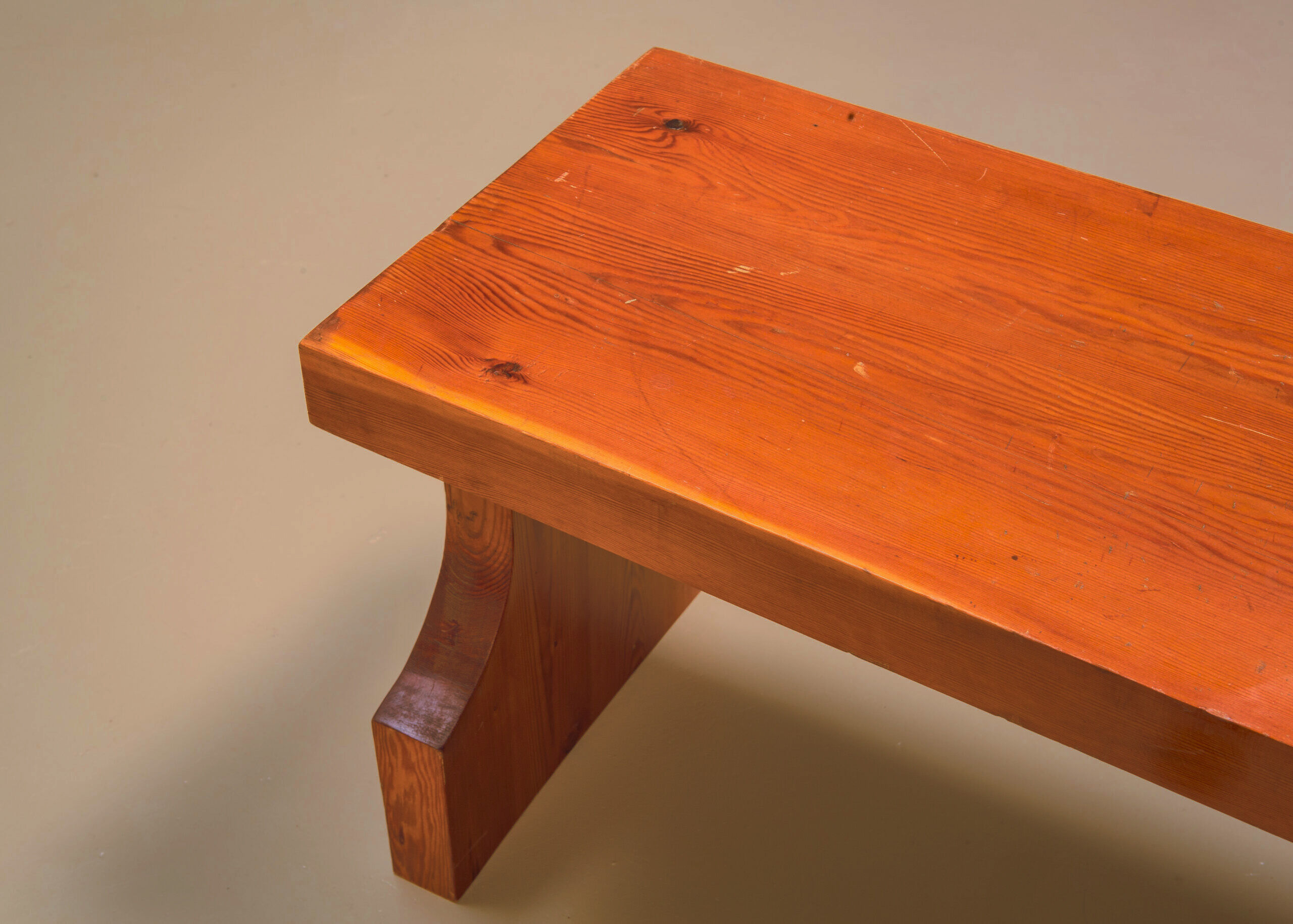 Banc brutaliste de Marc Dessauvage en bois de pin