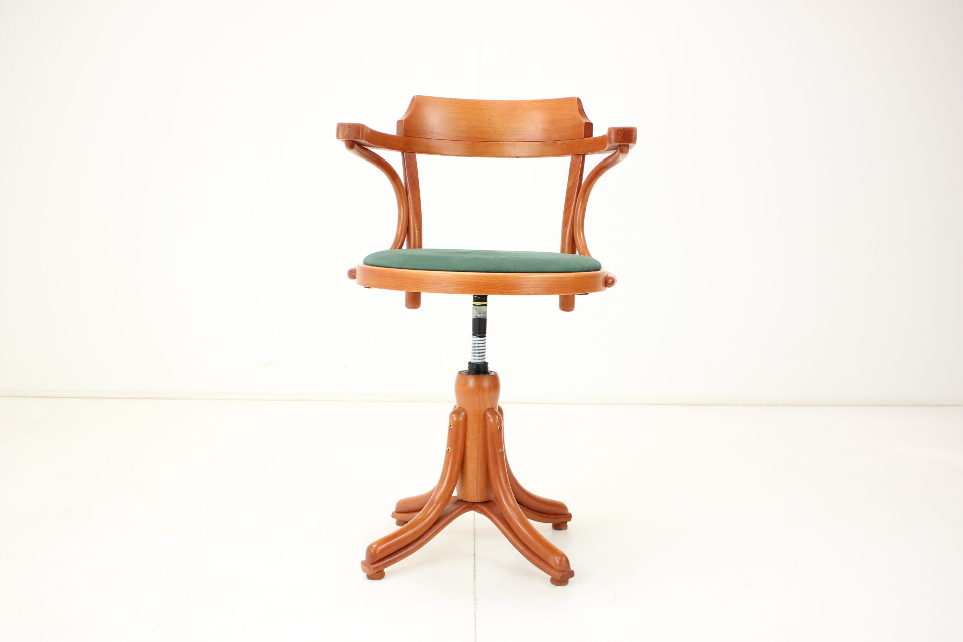 Chaise pivotante réglable en hauteur par Ton