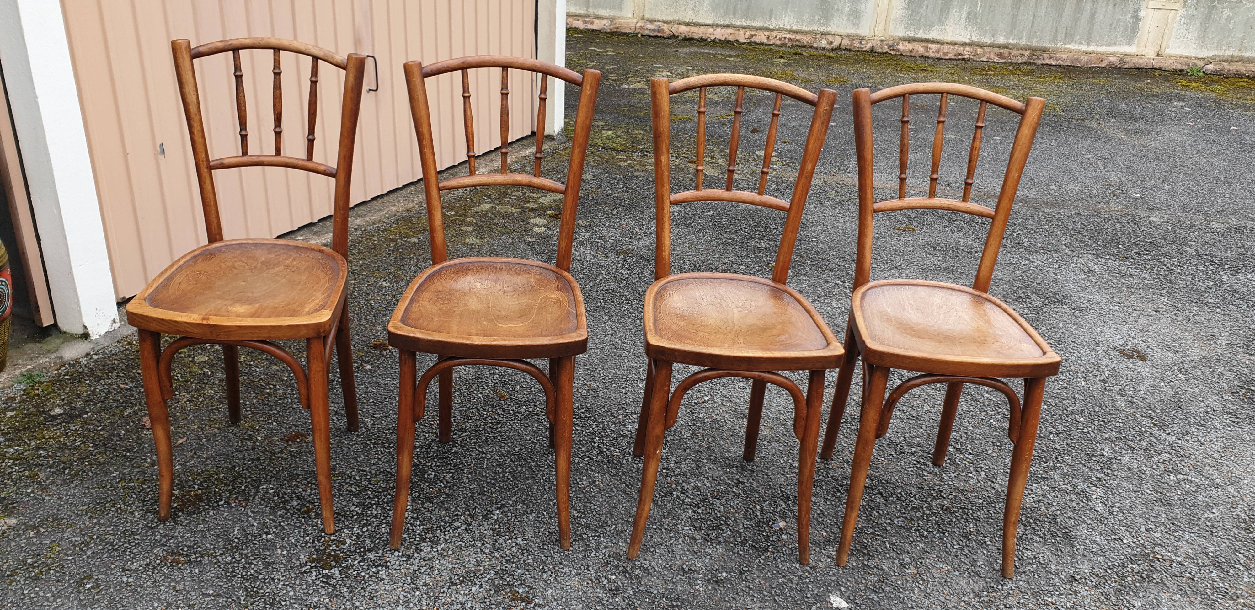 4 curved wooden chairs 1920/1940.