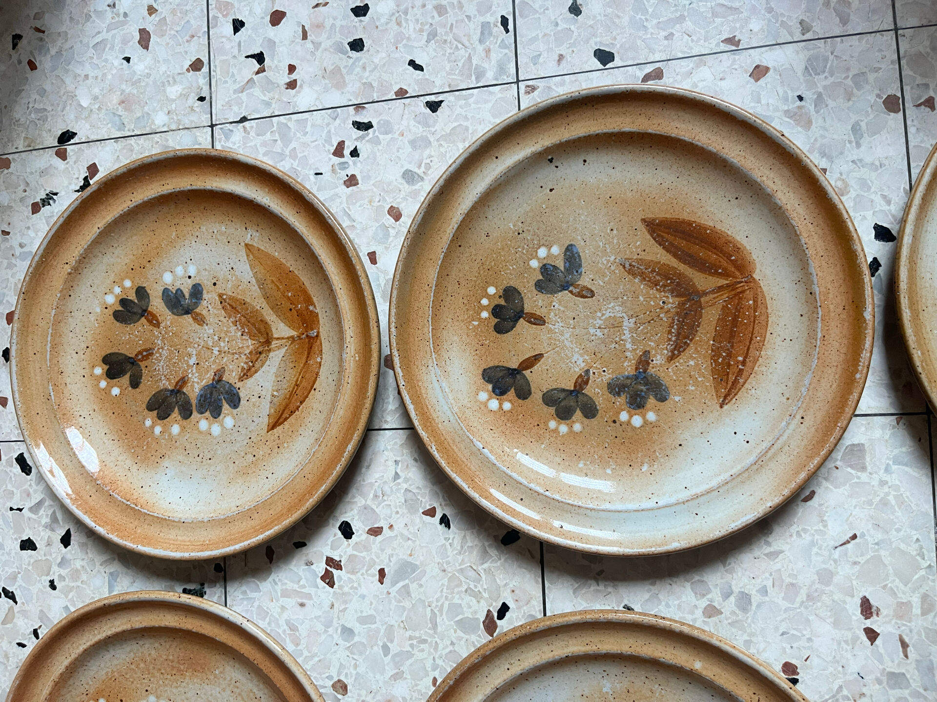 6 assiettes plates en grès 