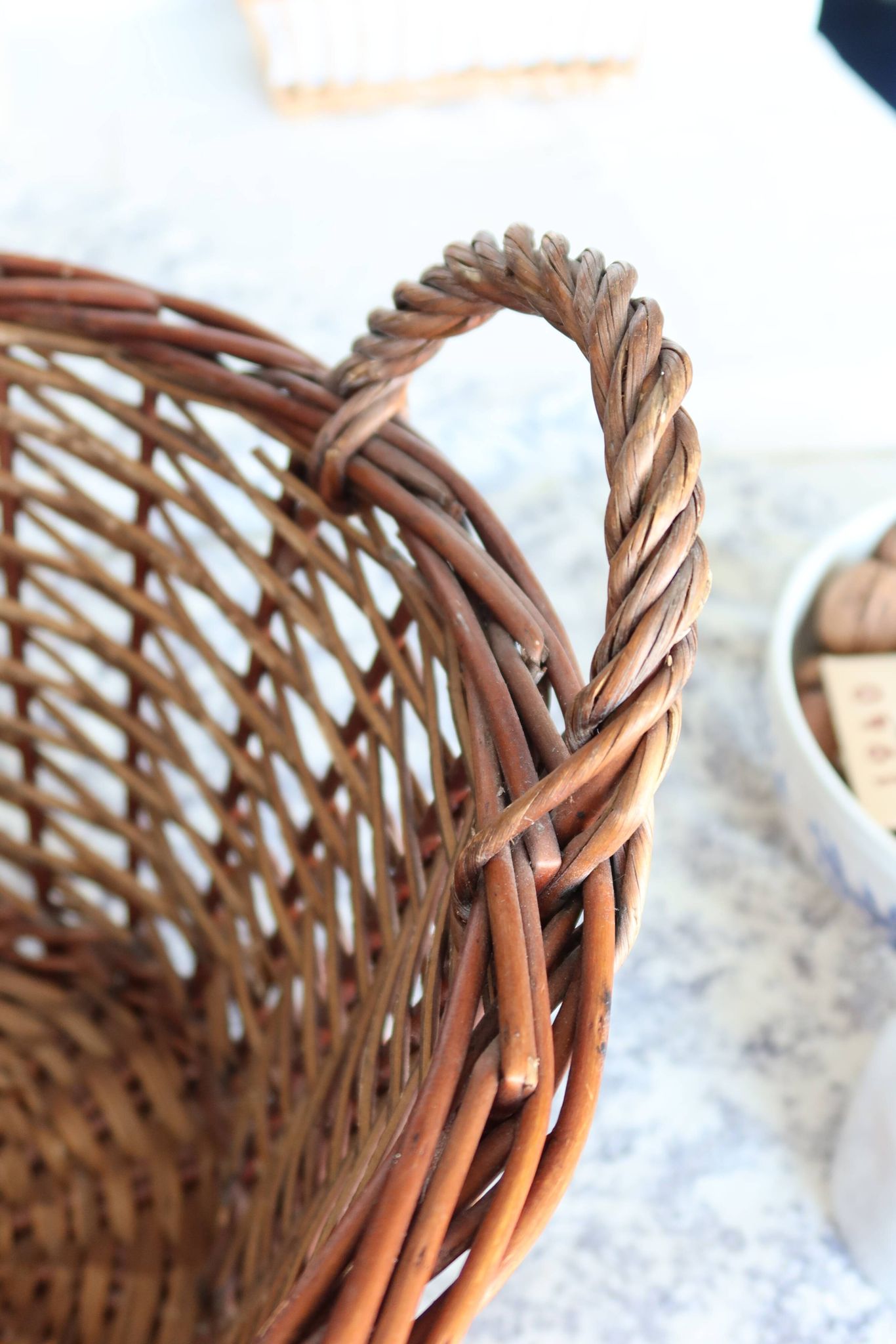 Grand panier en osier foncé vintage avec anses