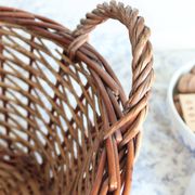 Grand panier en osier foncé vintage avec anses