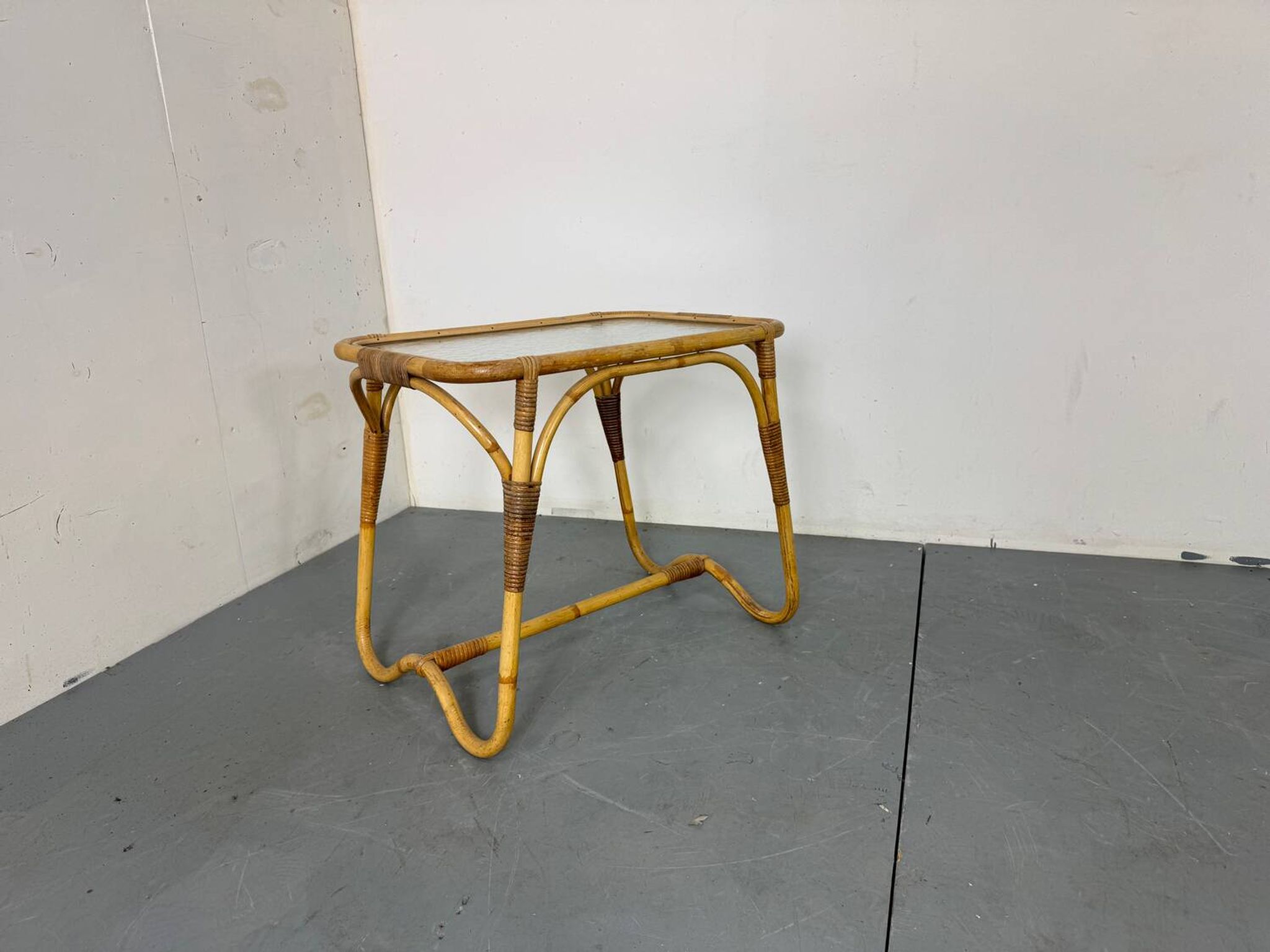 Table d'appoint bohème vintage en rotin, bambou et verre de Rohé Noordwolde,