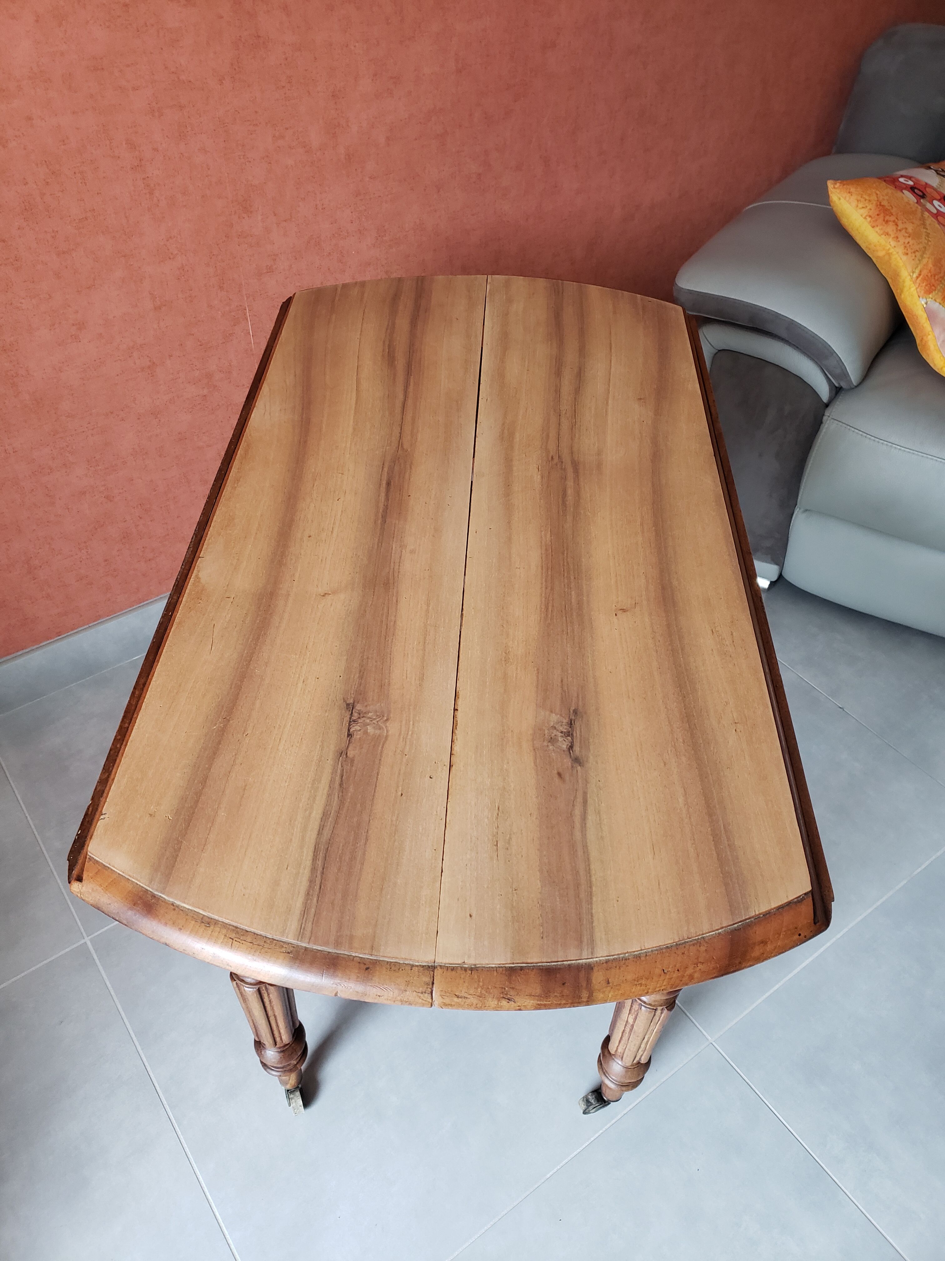 Old round table in walnut with flaps Louis Philippe