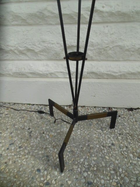 Vintage tripod lamppost