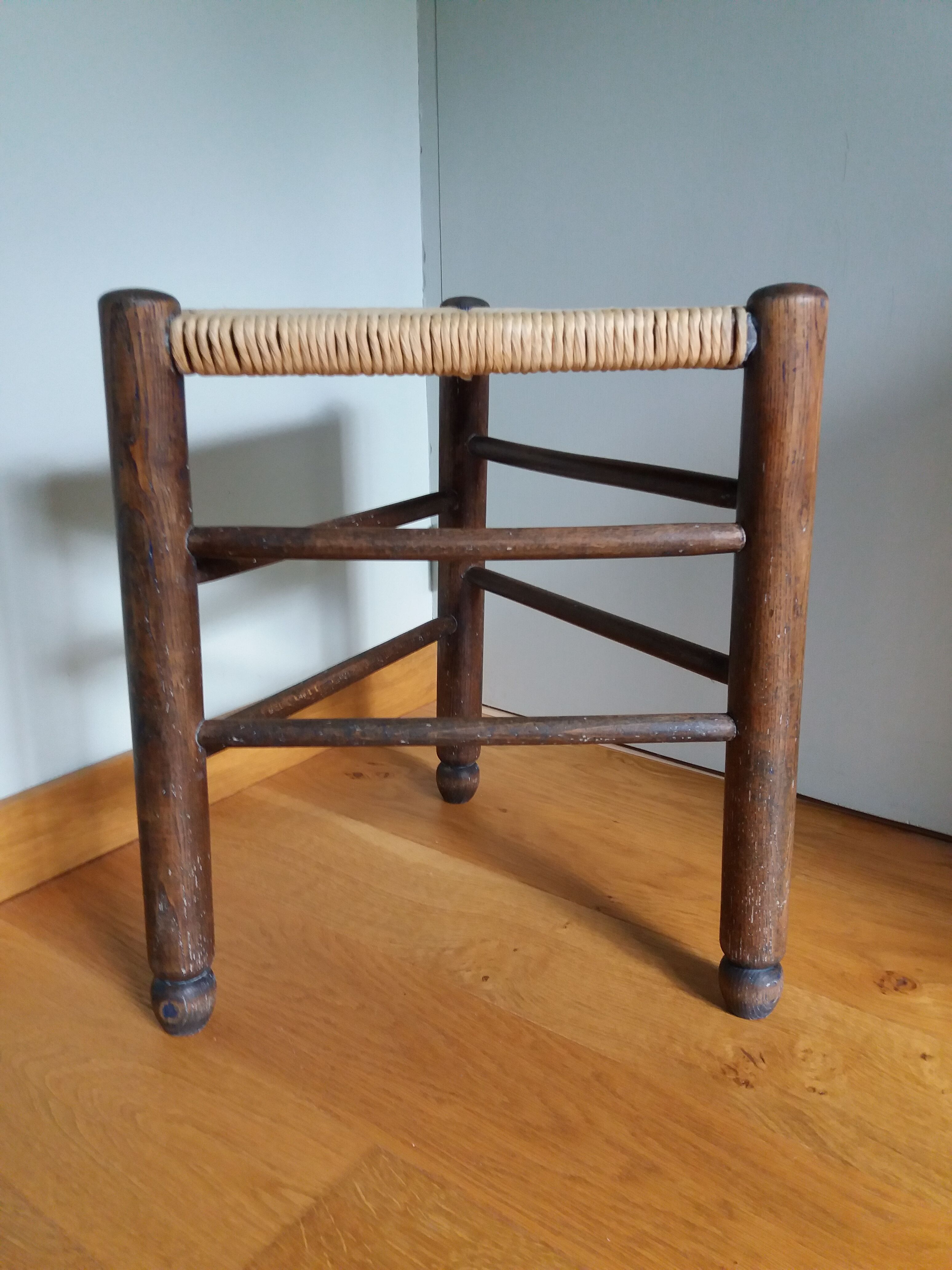 Mulched tripod stool