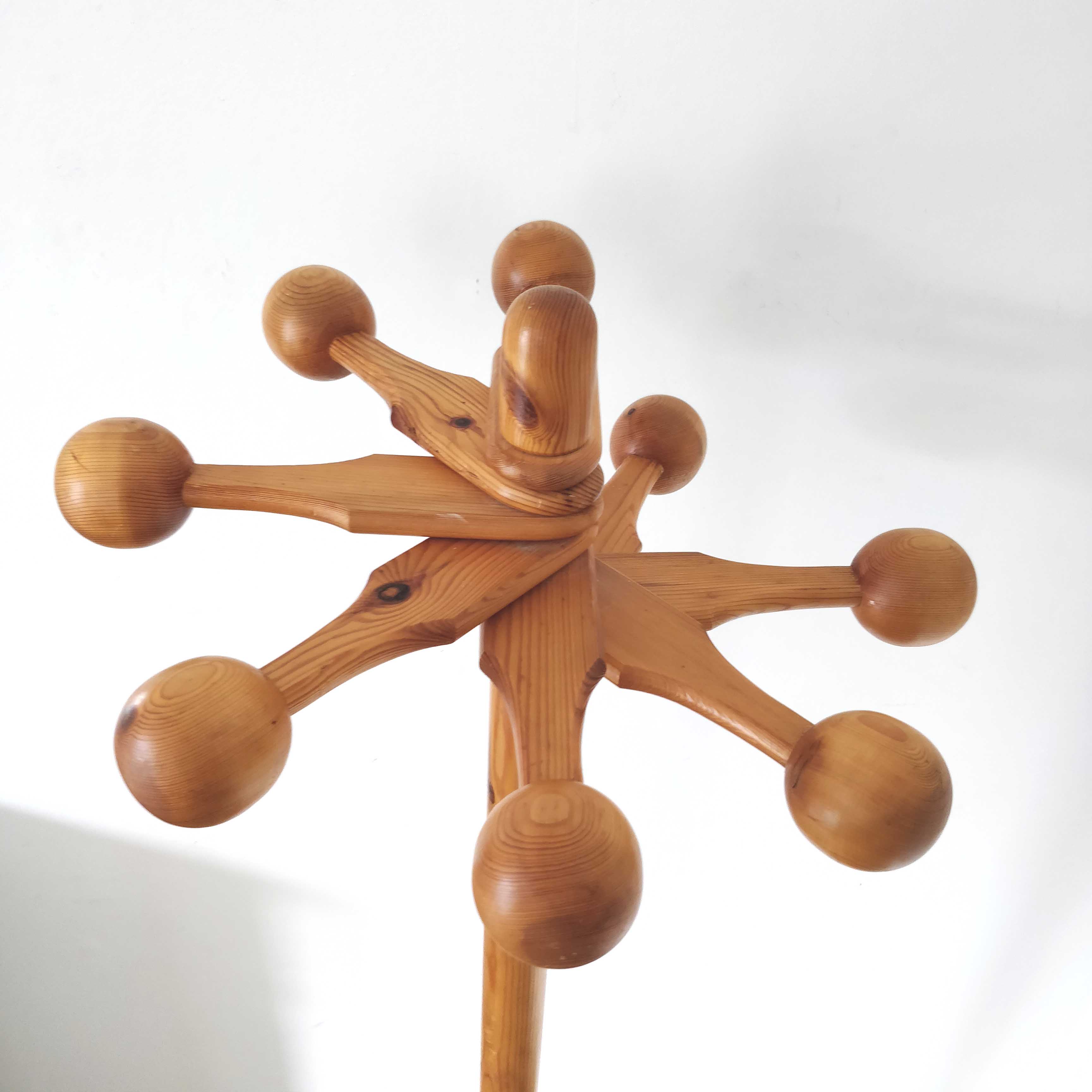 Coat holder on foot 8 orientable wooden balls