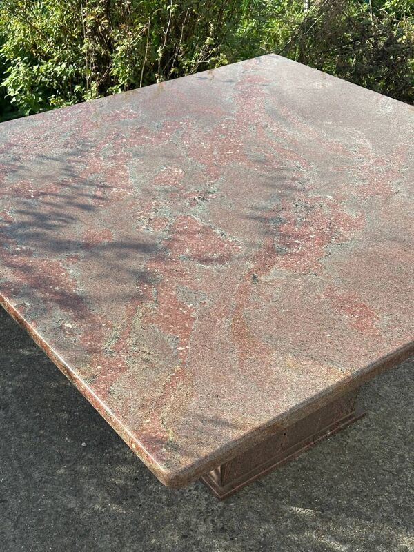 Table en marbre rouge