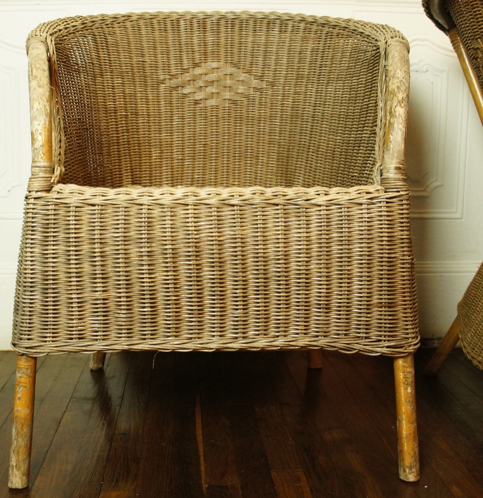 Paire de fauteuils à jupe en rotin & osier