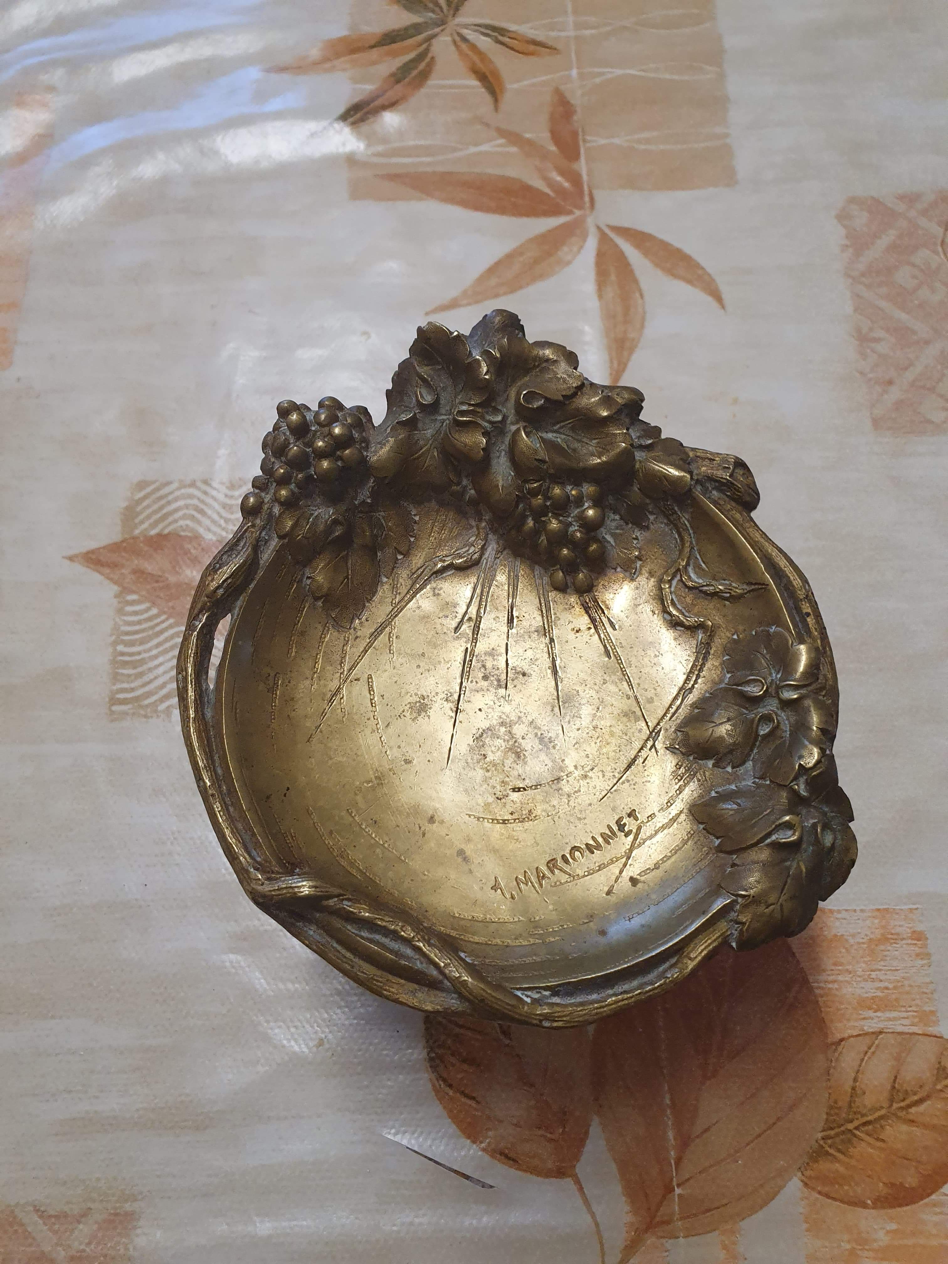 Empty bronze pocket of ore puppet