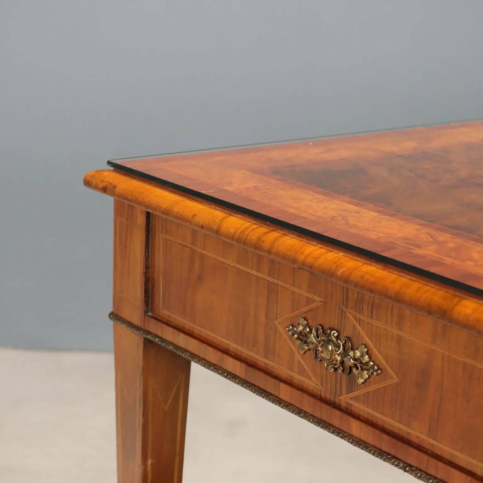 Antique writing desk in walnut and rosewood, United Kingdom, 19th century.