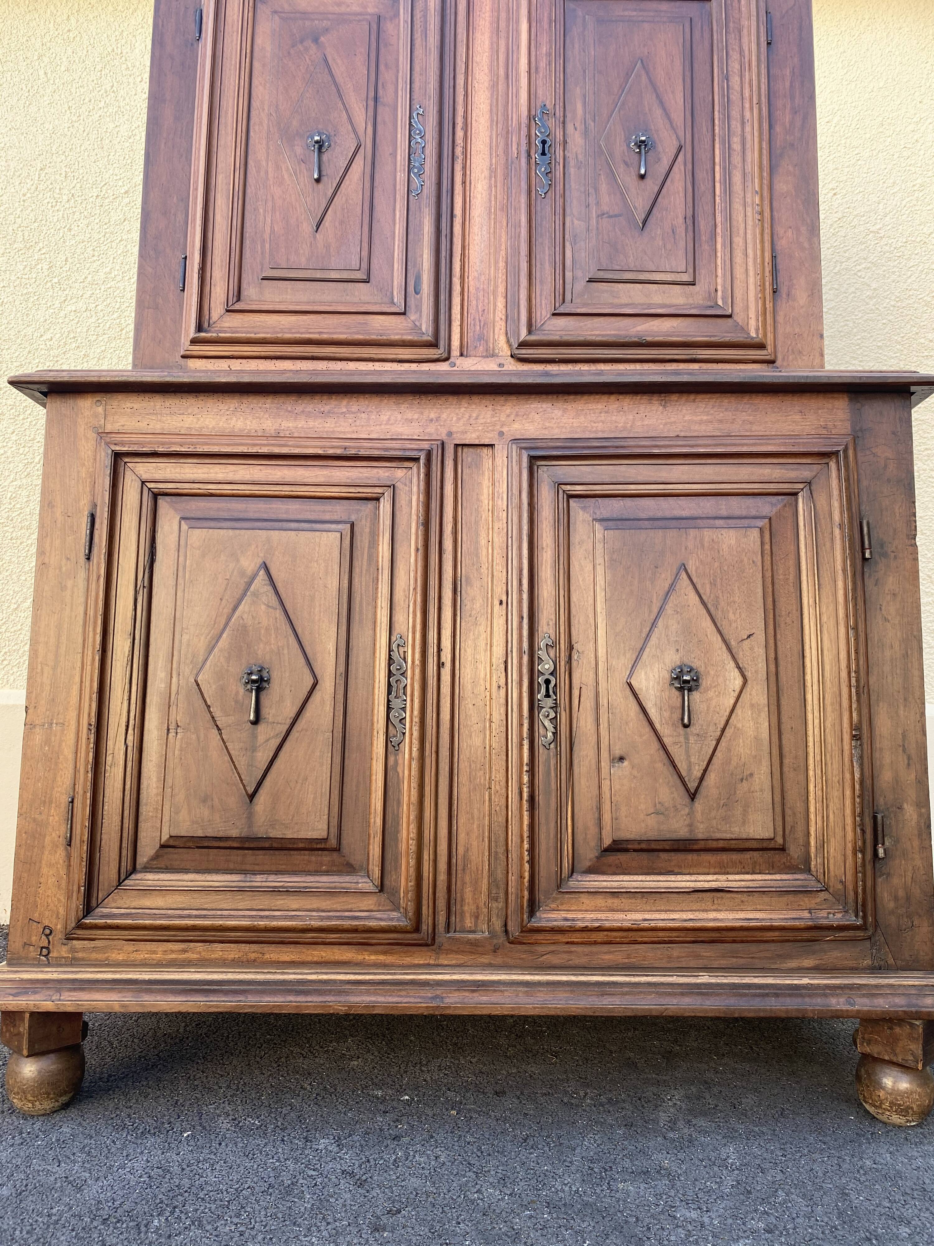 Two-piece buffet with diamond point