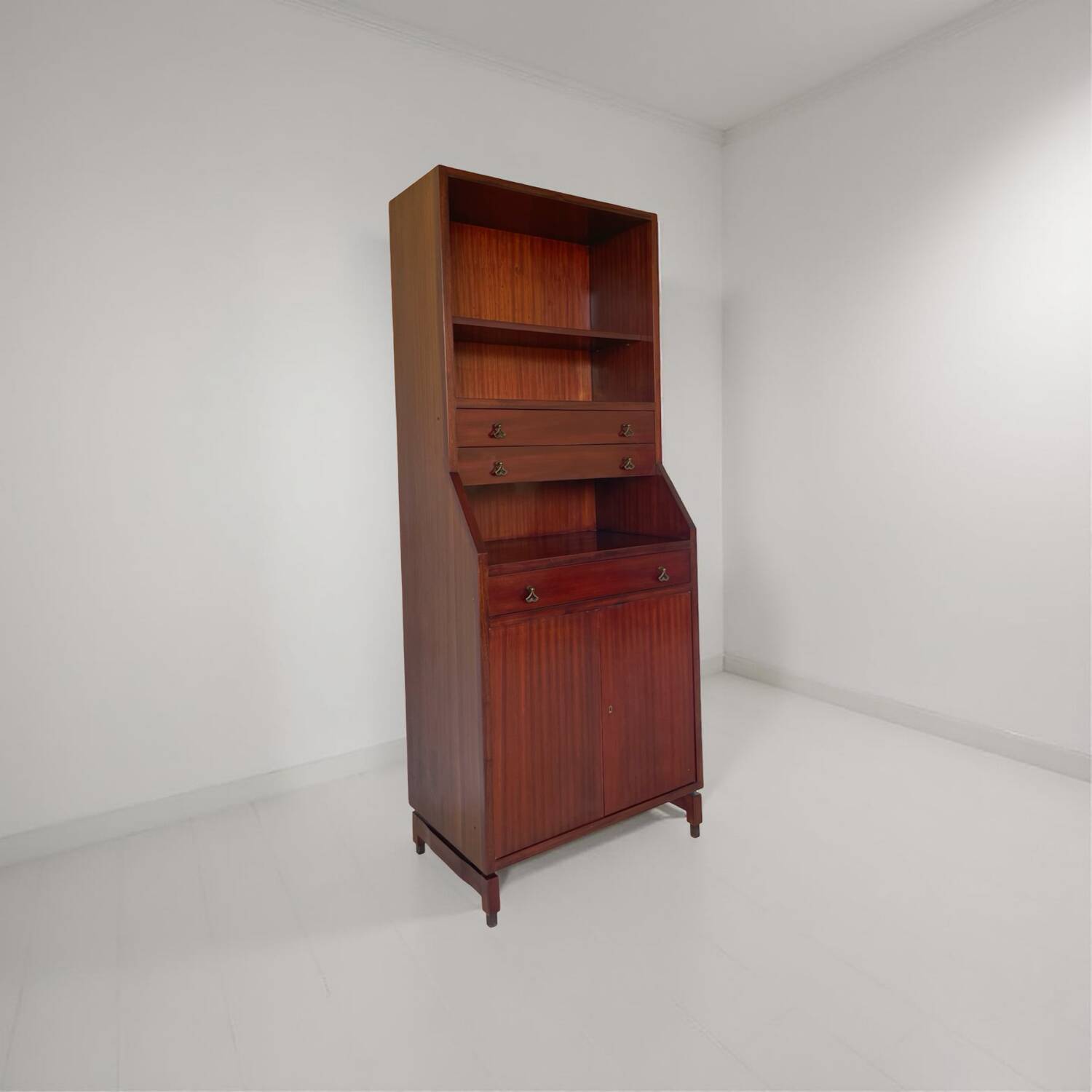 Bibliothèque italienne en bois et placage d'acajou, années 1960.