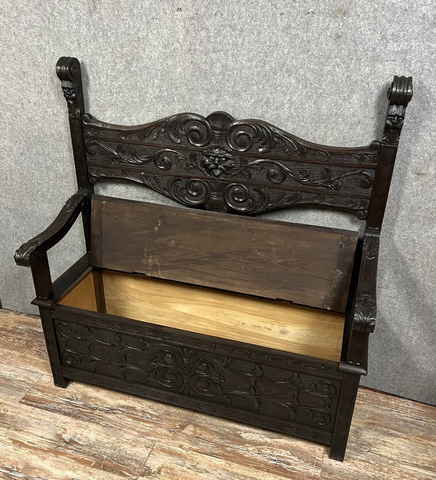 Italian Renaissance style solid wood chest bench decorated with grimacing masks