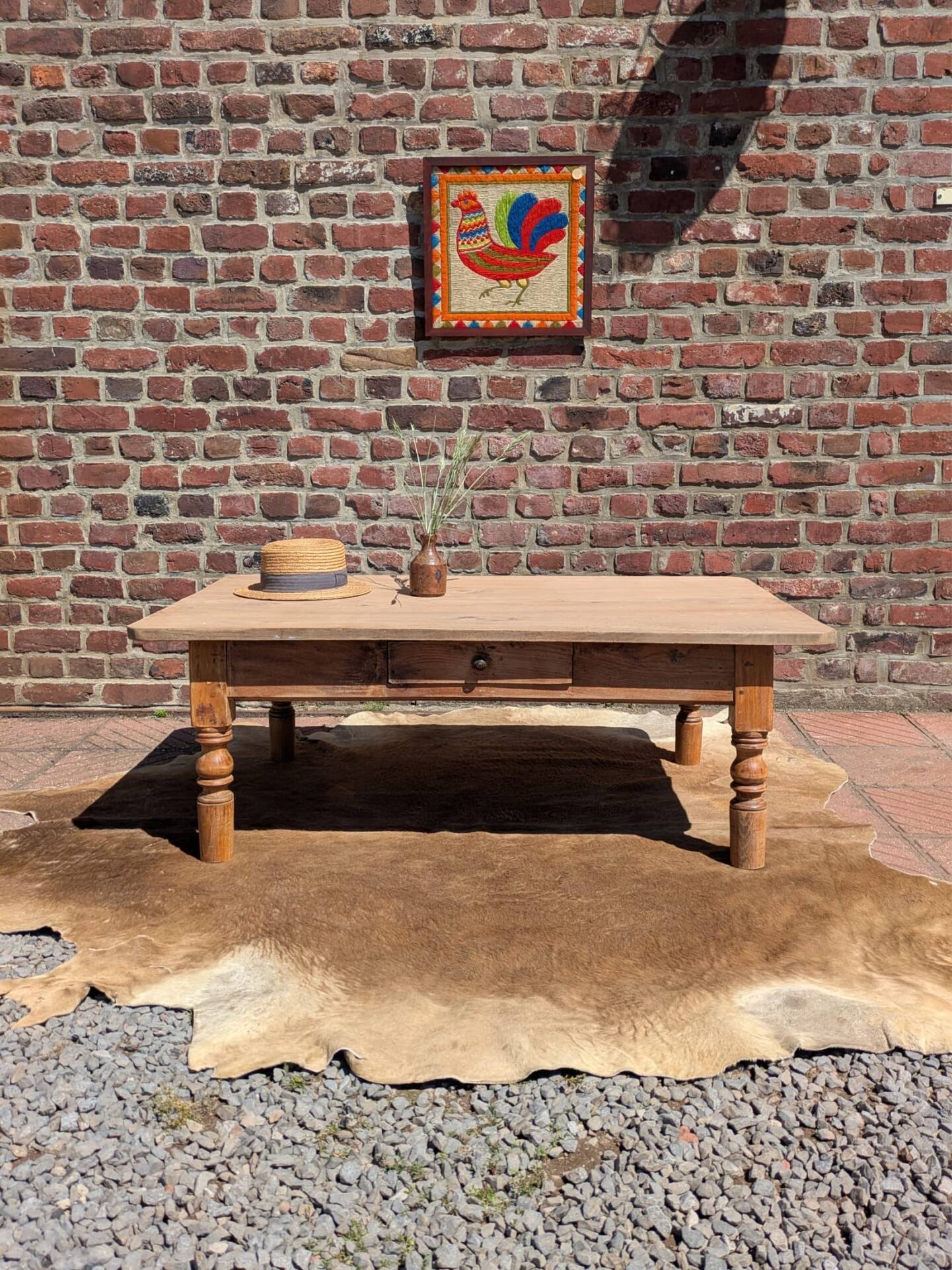Coffee table with turned legs