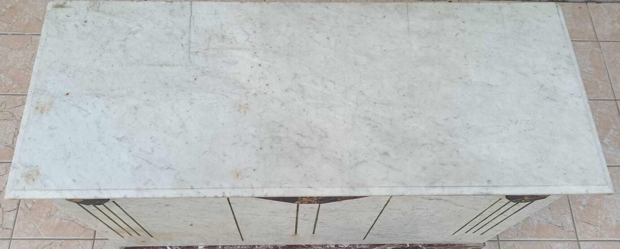 Central island shop counter in marble and oak, Art Deco period.