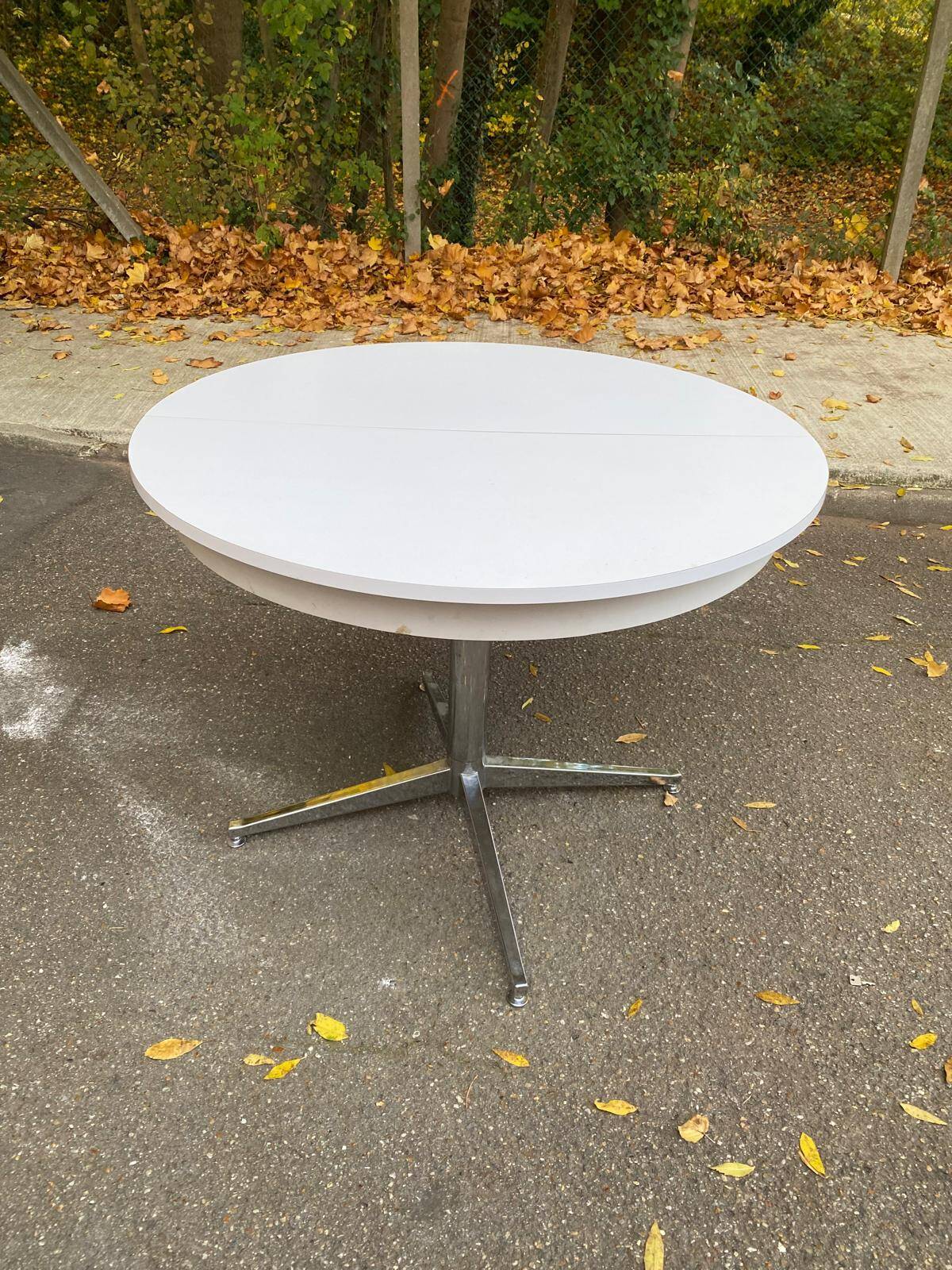 Table à manger blanche pied central extensible des années 70