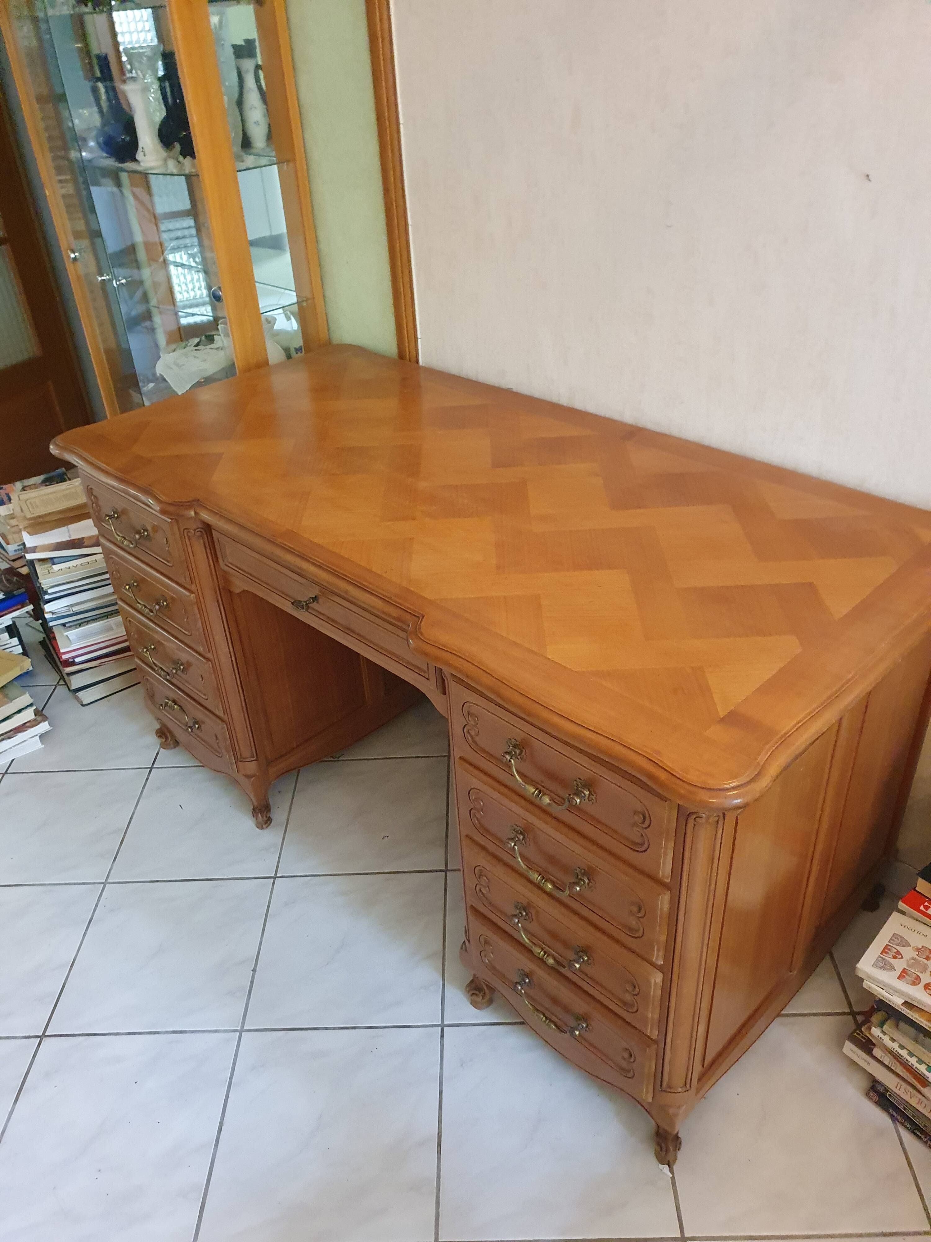 Bureau en merisier massif style Louis XV