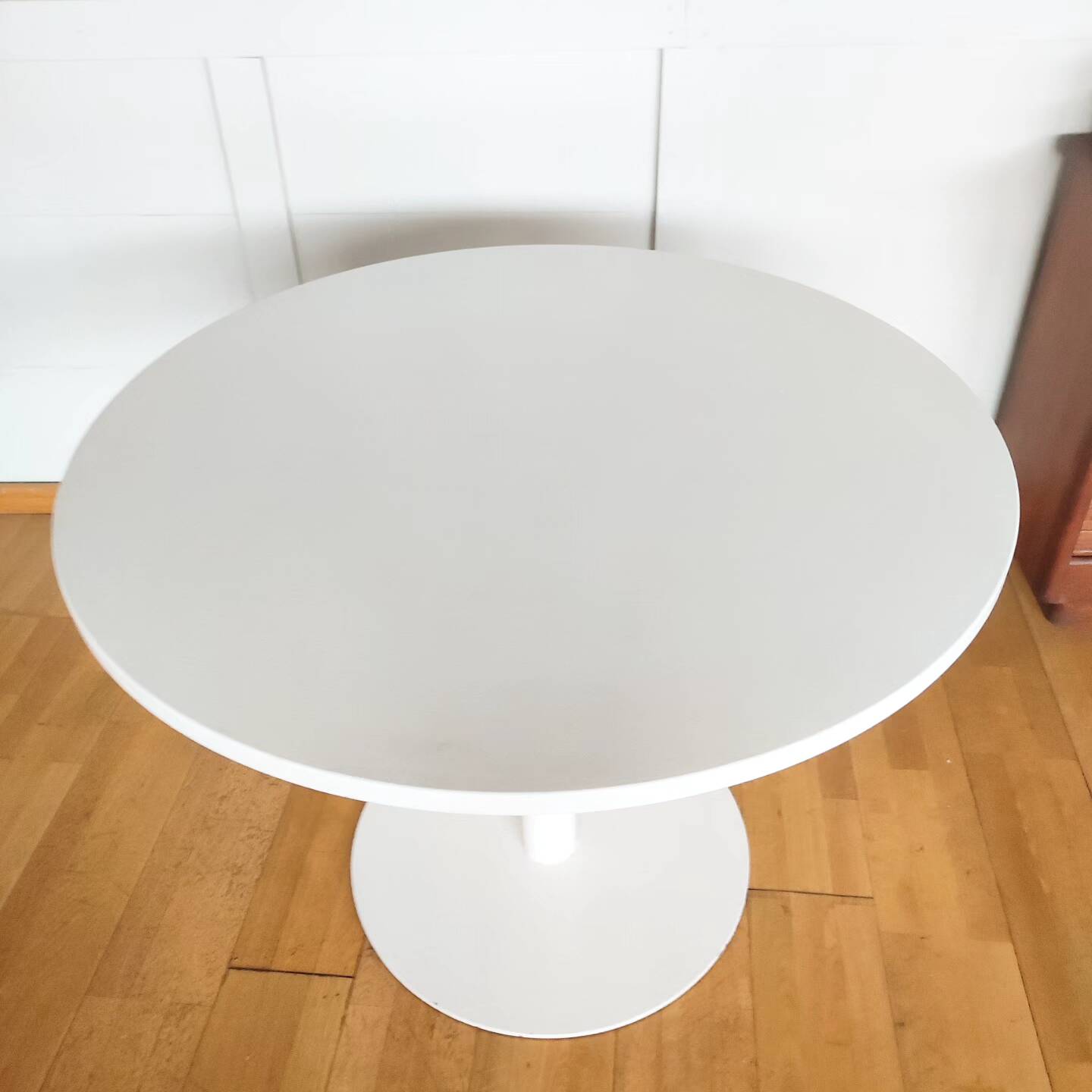 Round tulip table central foot