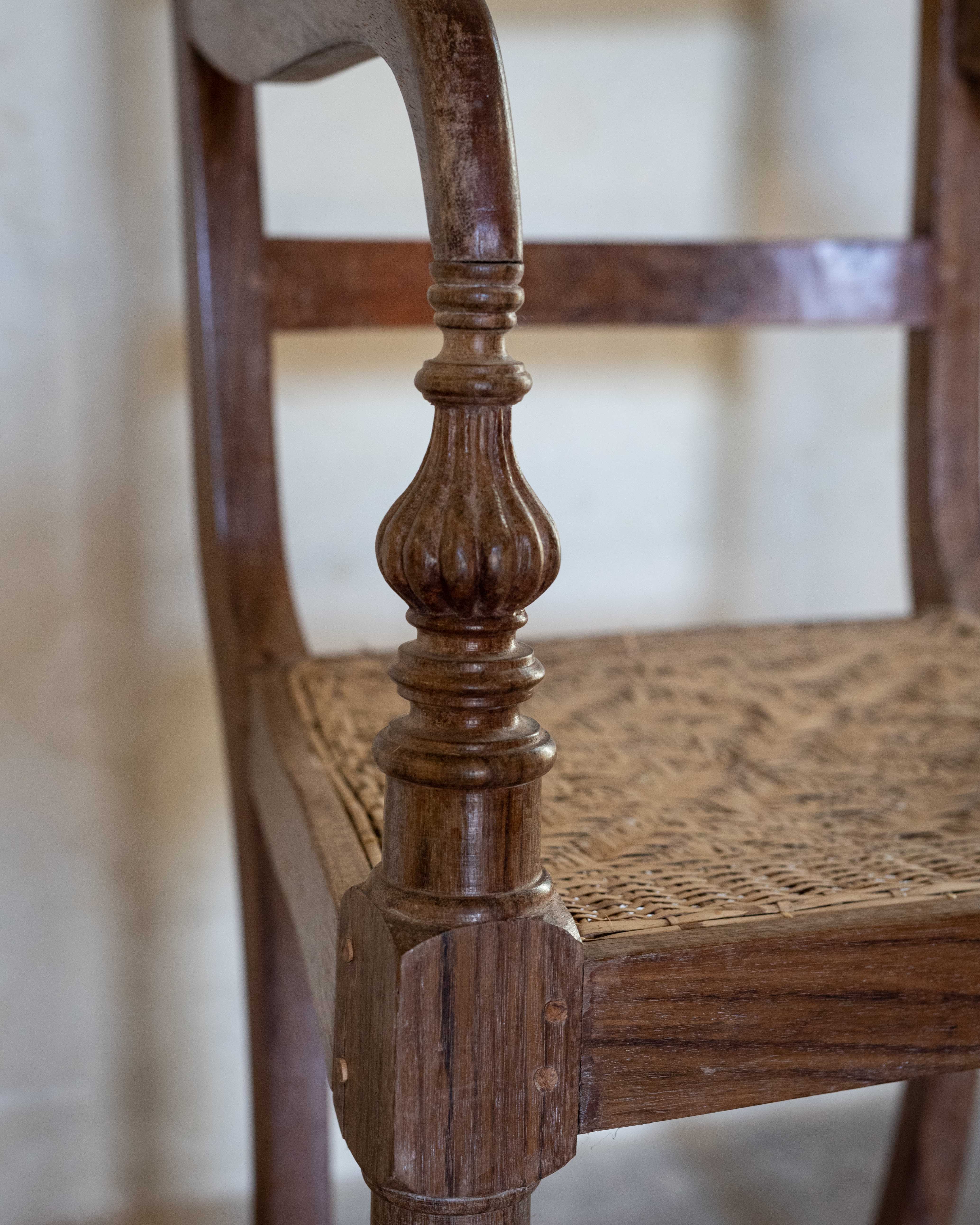Fauteuil indonésien en acajou et cannage