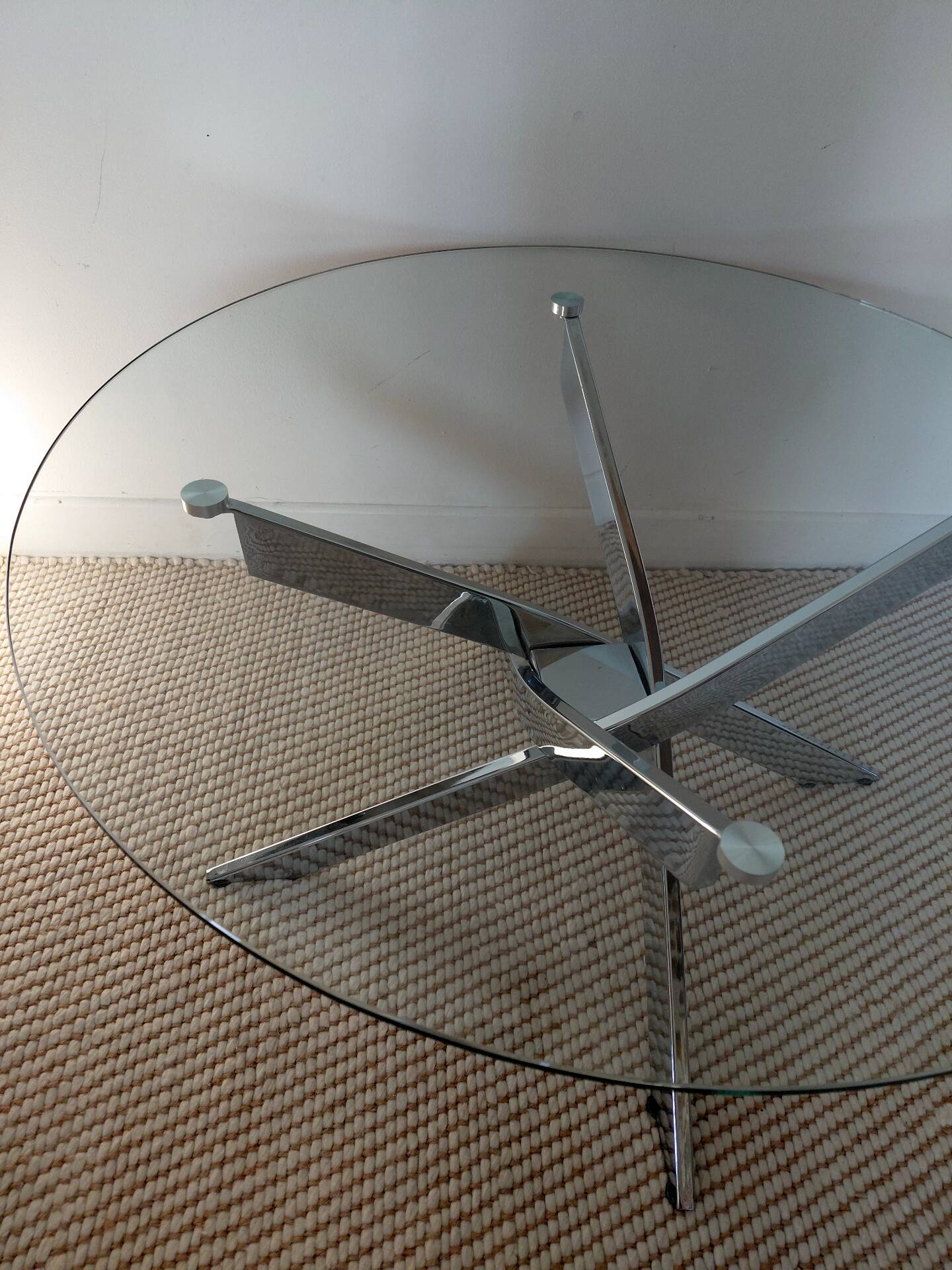 Table basse ronde Space Age acier chromé, verre, piètement hélice 70s