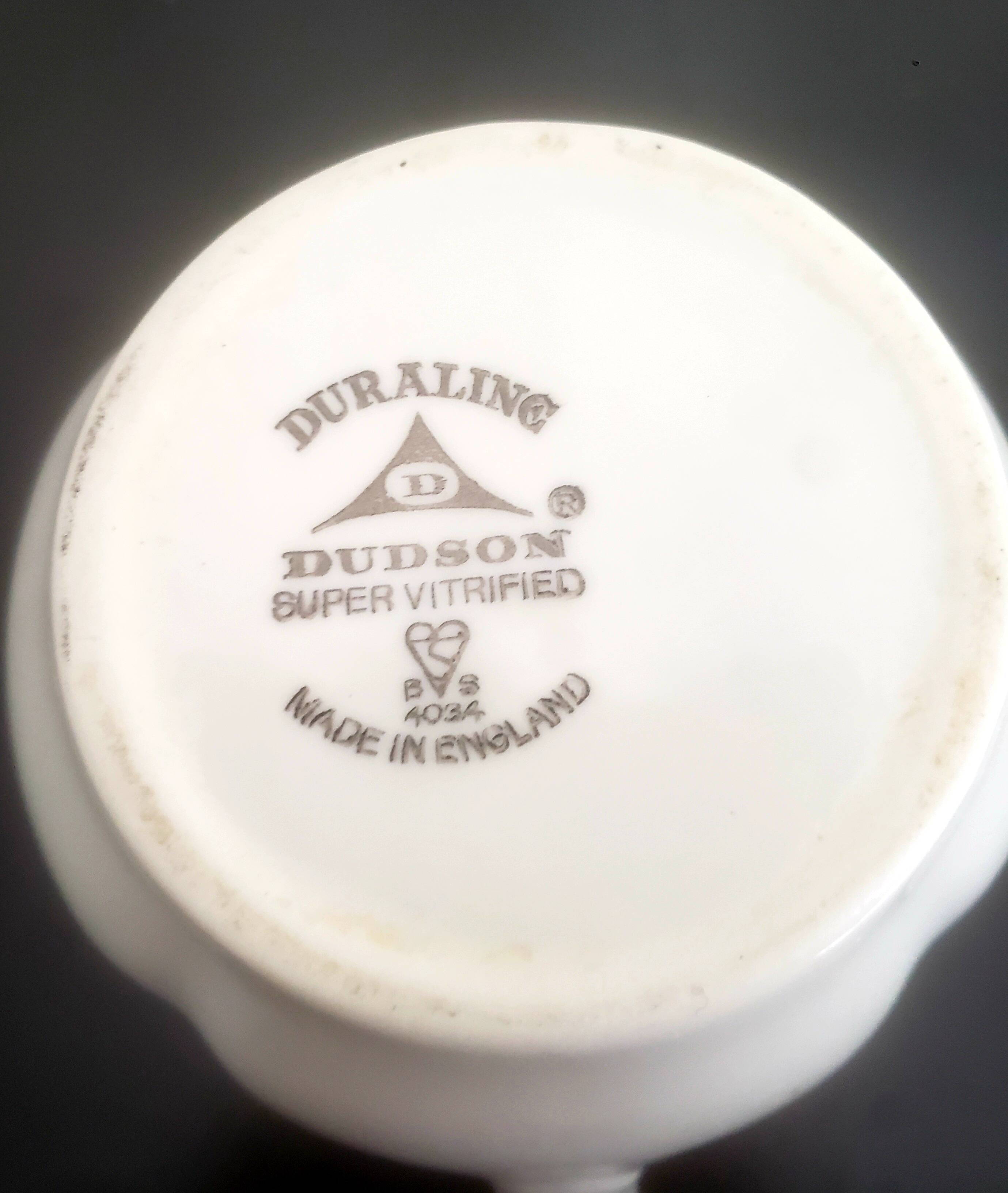 Pot à lait avec soucoupe
