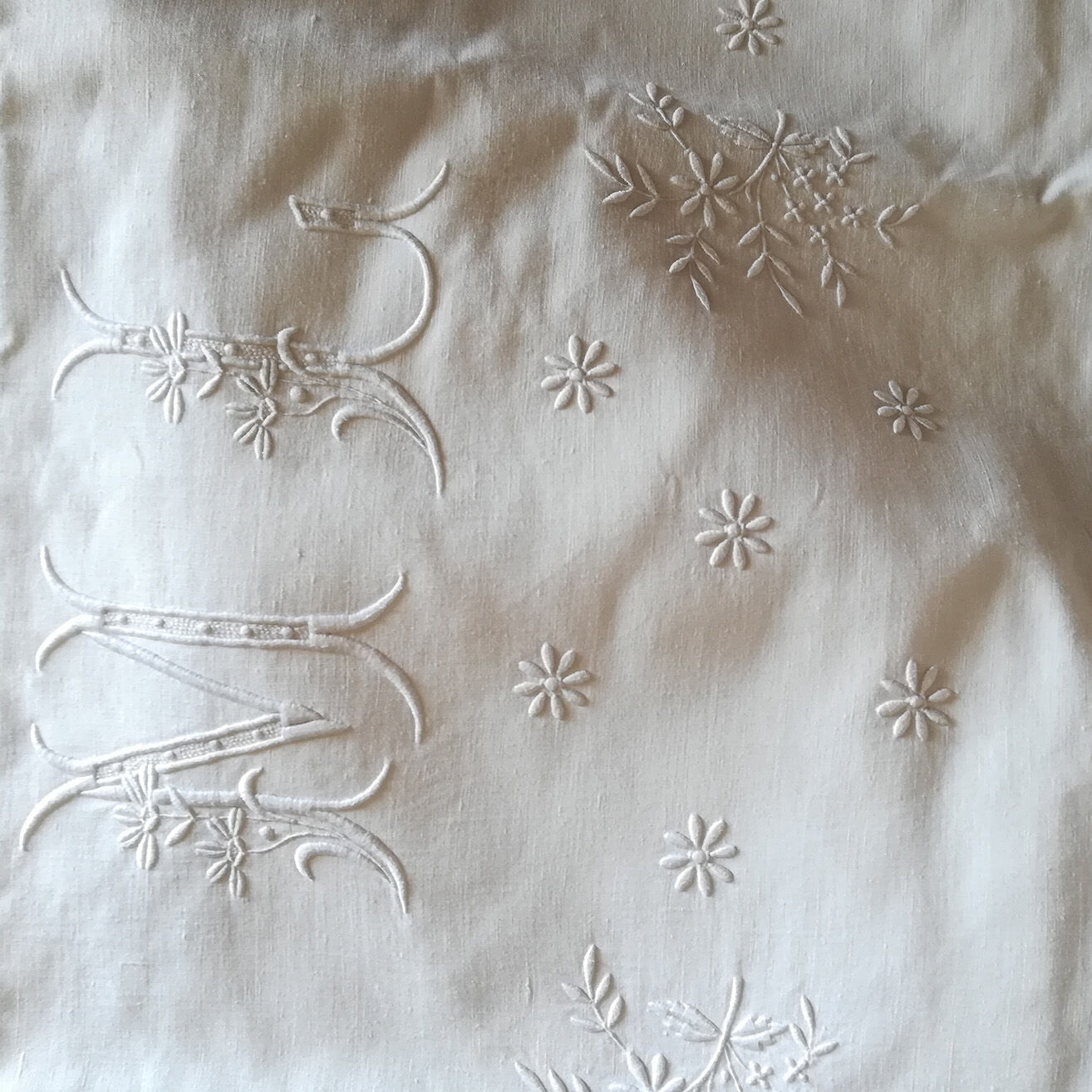 Bed adornment, 1 sheet and 2 embroidered pillowcases