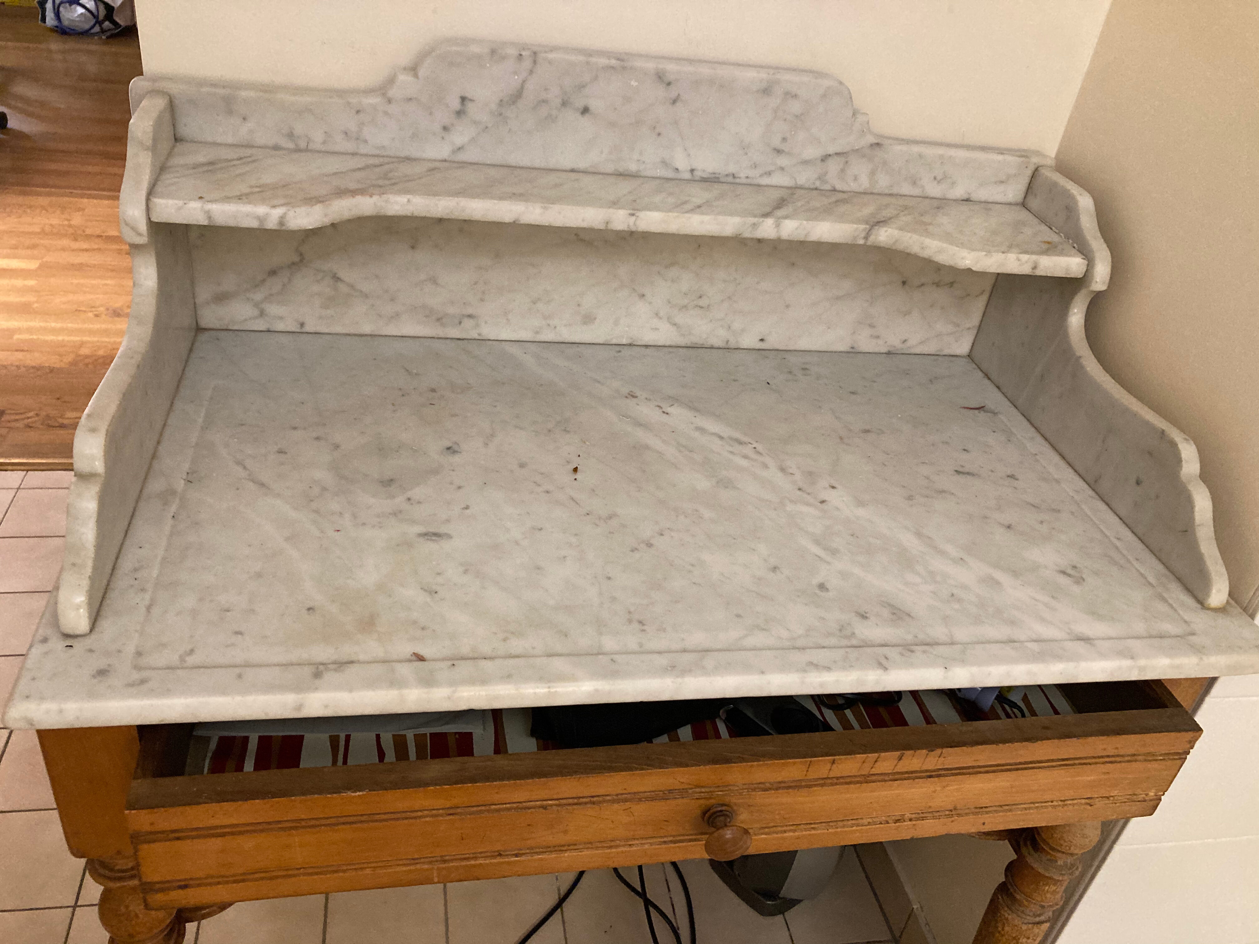 Table de toilette ancienne en bois blond avec dessus marbre en parfait état