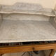 Table de toilette ancienne en bois blond avec dessus marbre en parfait état