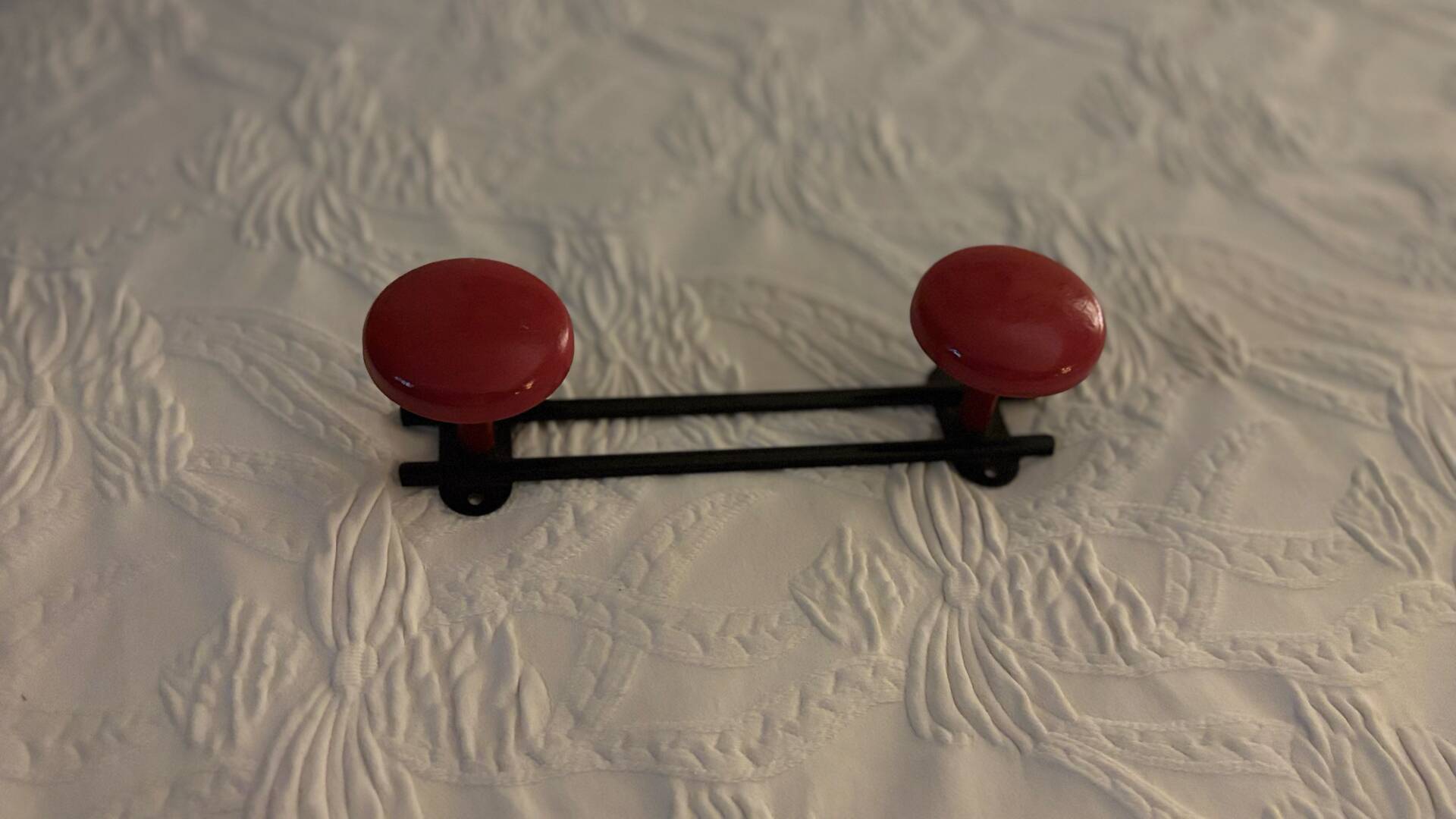Patère double d’école. Rouge grenat métal rouge