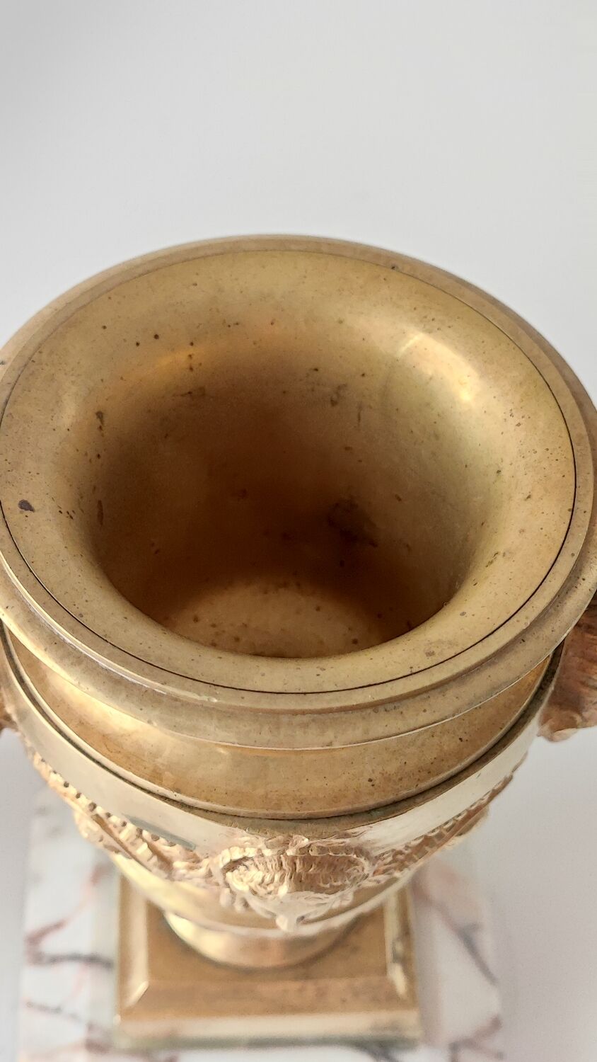 Paire de vases en bronze