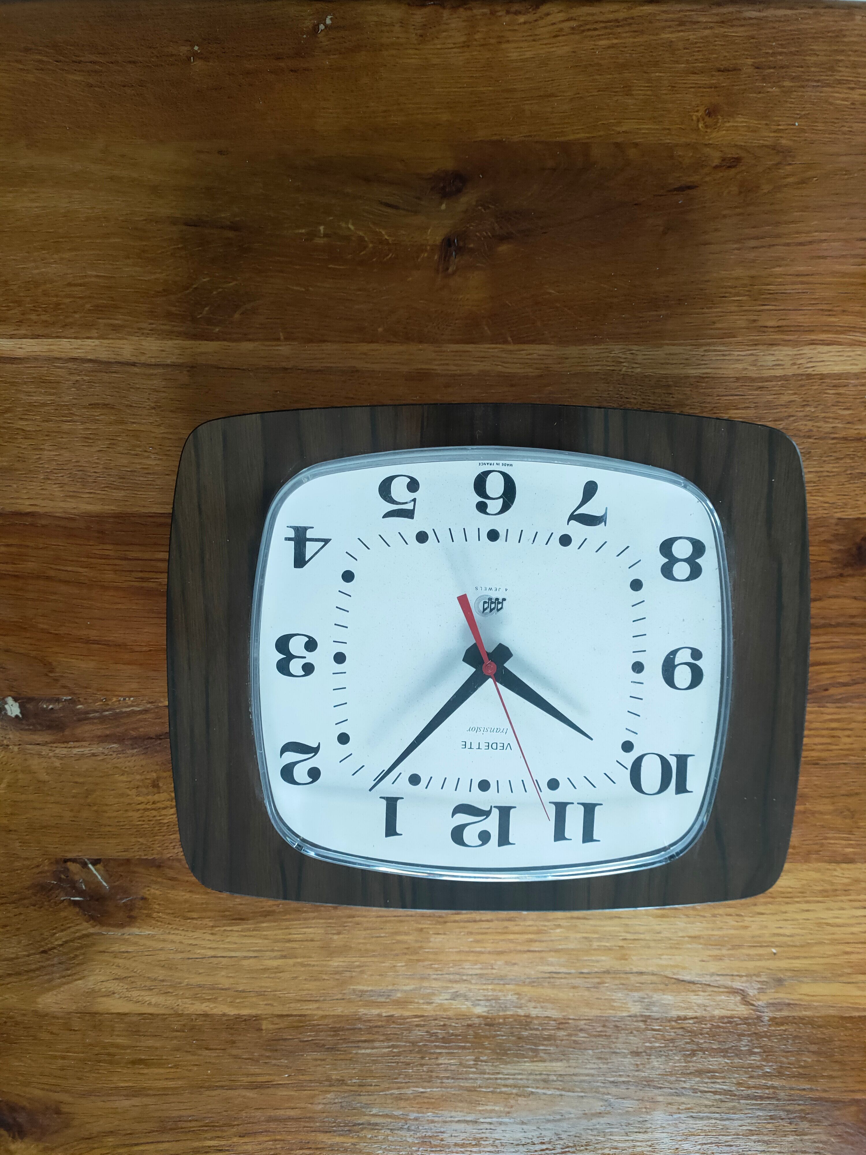 Vintage clock featured