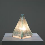 Lampe pyramide en verre et métal, 1970s