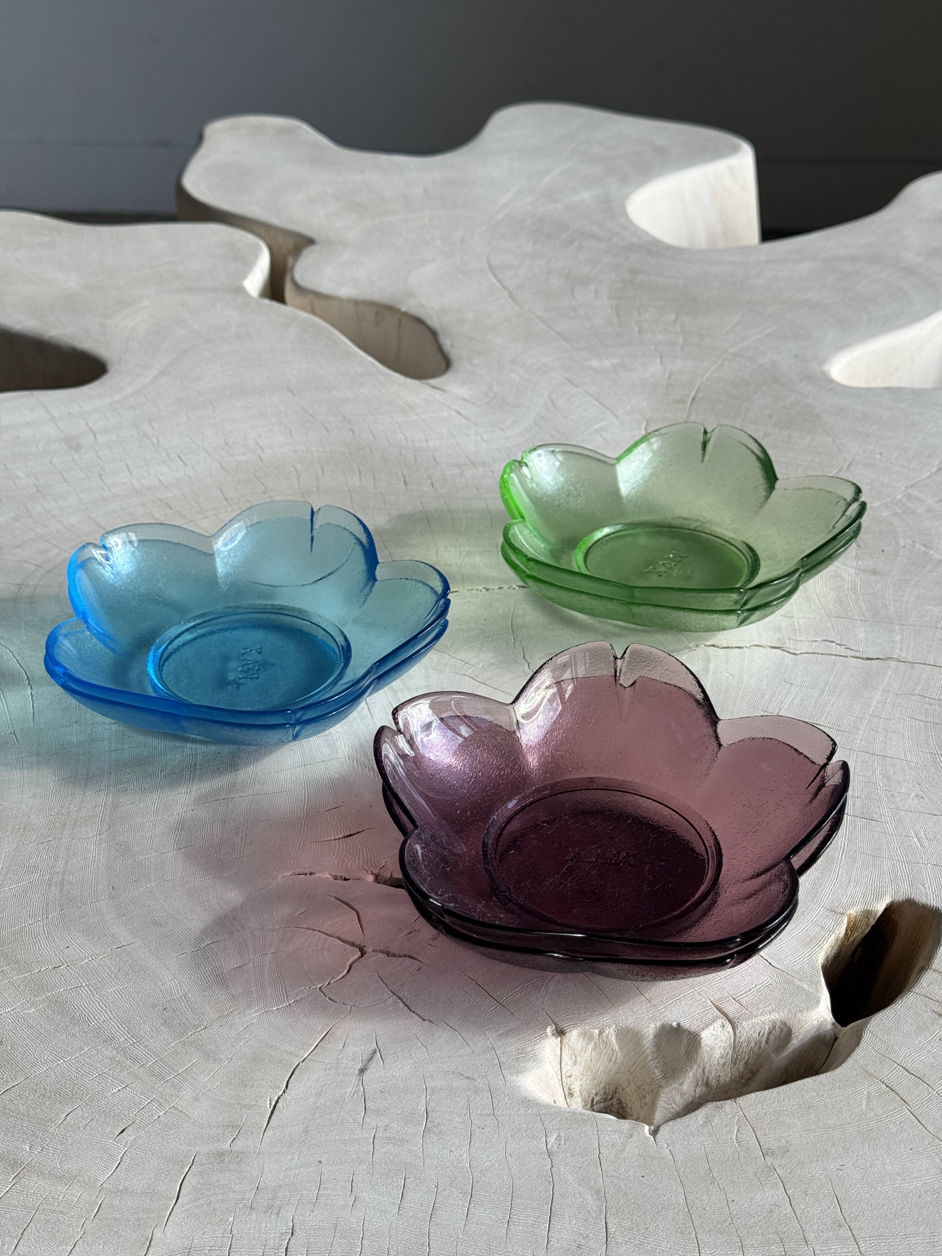 6 vintage flower-shaped bowls, XVM brand on the bottom