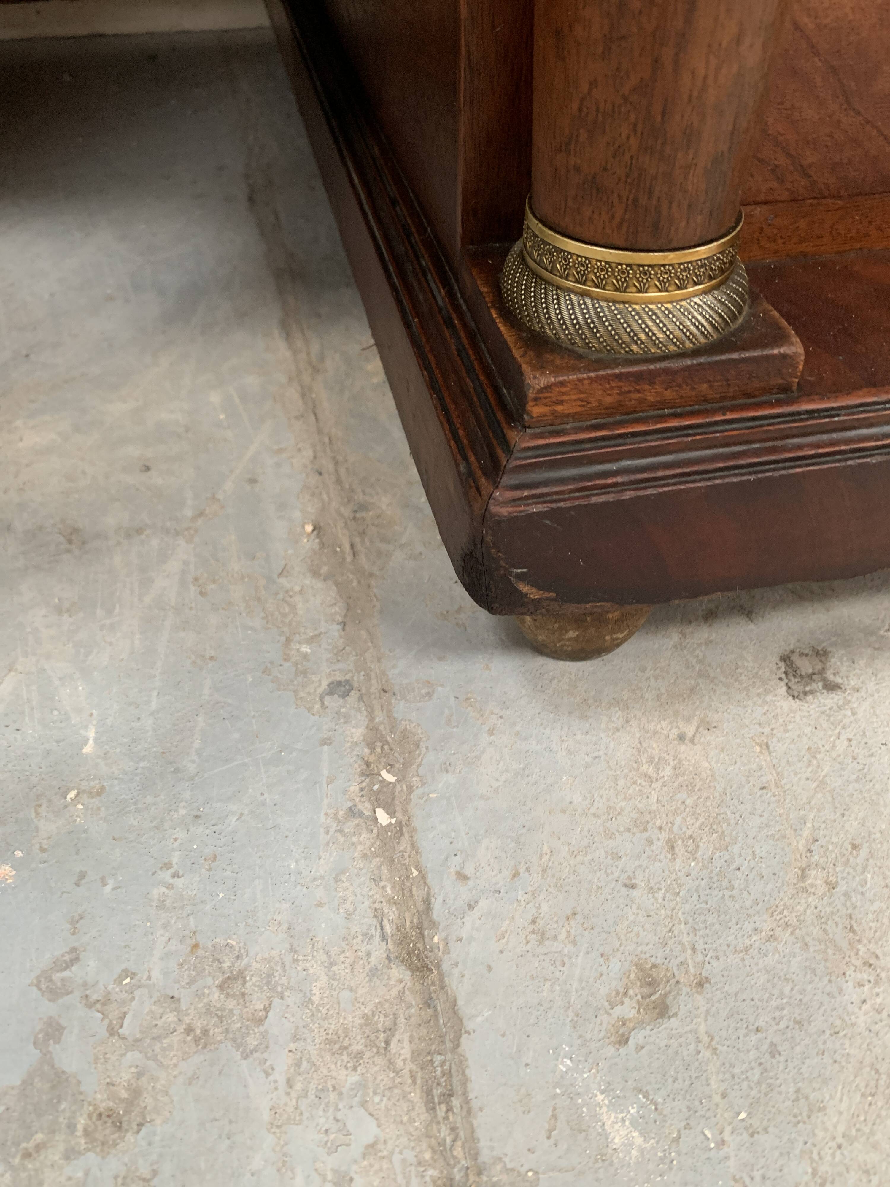 Bureau a caissons de style Empire en acajou et placage XX siècle