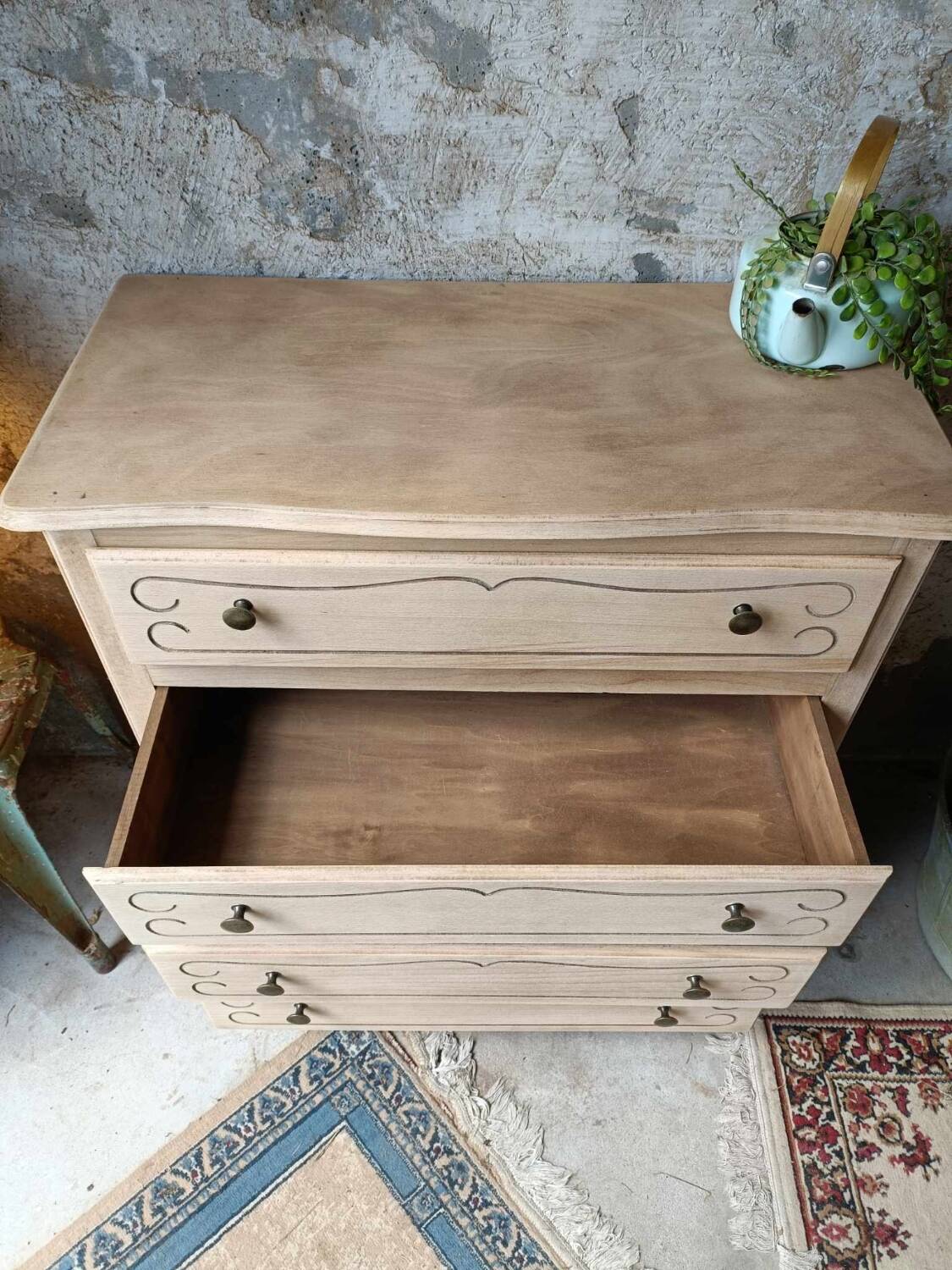 Wooden chest of drawers