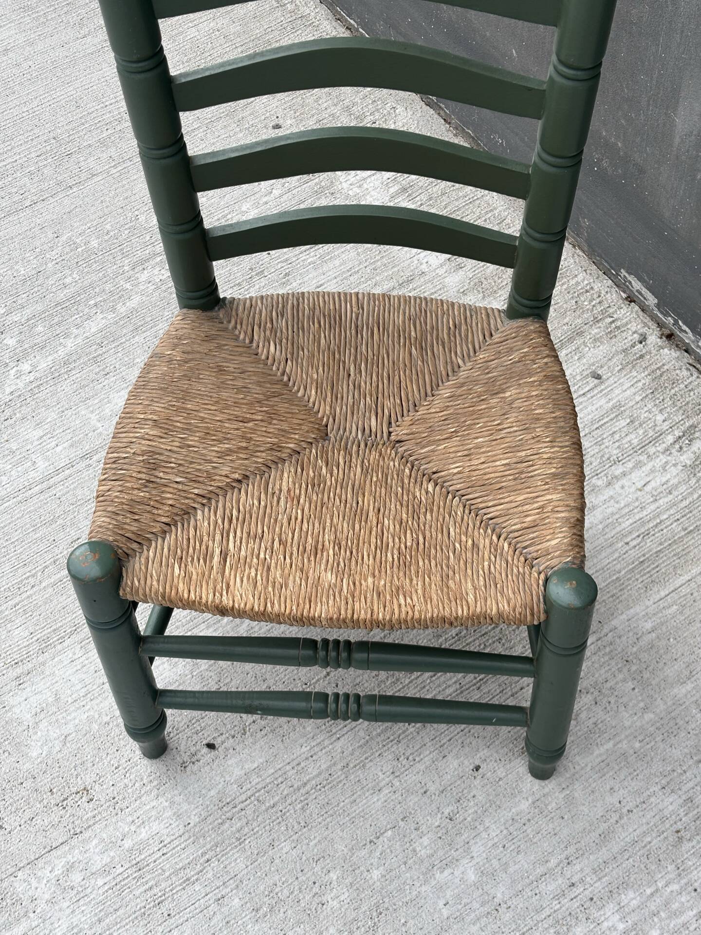 Chaise basse d’appoint vintage à haut dossier et assise tressée
